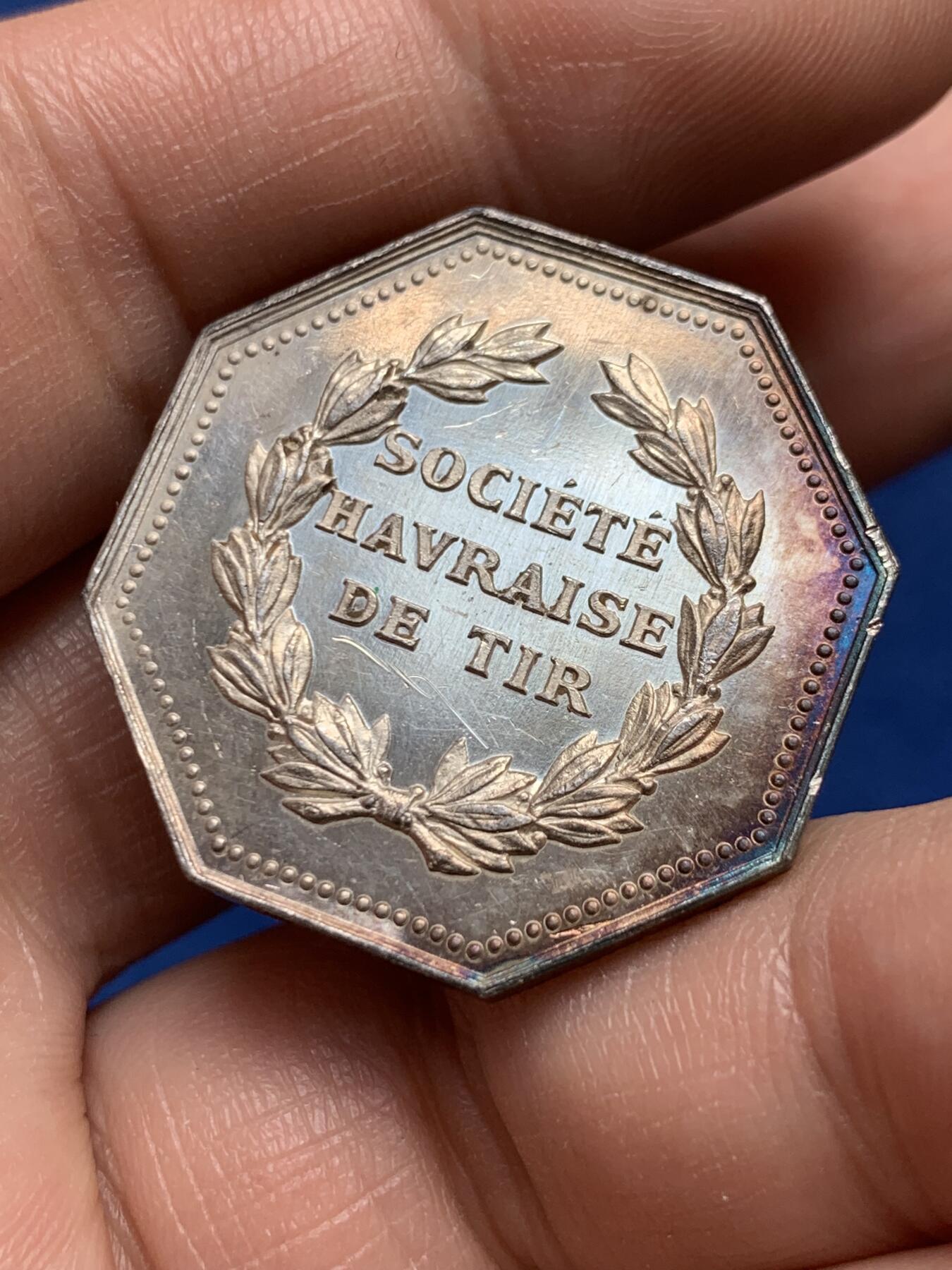 《竞宝斋》第477场 周日，周一 2场连拍 （全场包邮）欢迎送拍 法国19世纪阿弗尔射击公司八角银质代币，13.4克，29.4mm，带丰饶角银标边铭，五彩包浆