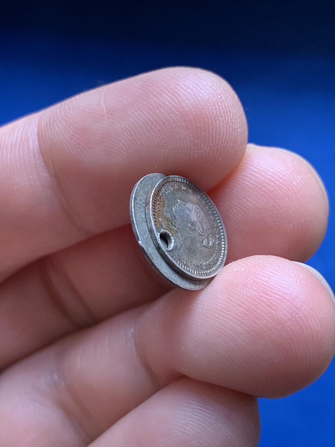 《竞宝斋》第477场 周日，周一 2场连拍 （全场包邮）欢迎送拍 两枚一组 美国1853年早期3分银币 + 英国1839年年轻维多利亚1.5银便士，老打孔，少见币值，肖像细节不错。