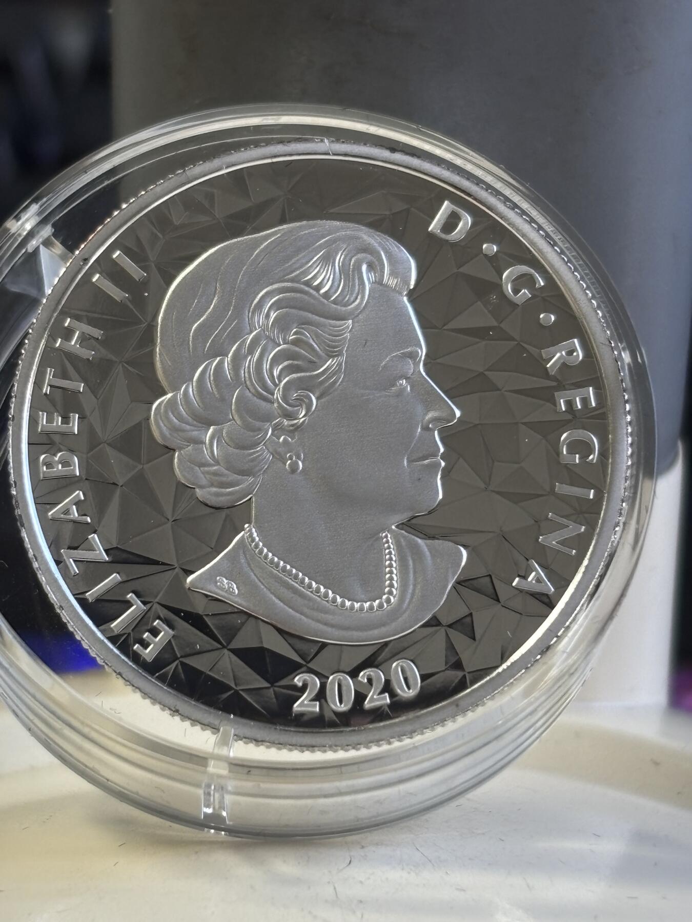 第197期拍卖 加拿大2020年多边立体高浮雕动物系列猞猁纪念银币，9999银，发行2500套