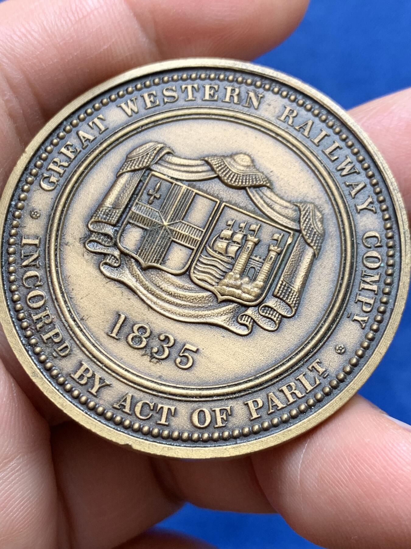 《竞宝斋》第477场 周日，周一 2场连拍 （全场包邮）欢迎送拍 英国北方之星蒸汽机车纪念章。作为工业革命蒸汽机车诞生地，英国拥有深厚火车文化，迷恋怀旧复古列车。37克，44.7mm。