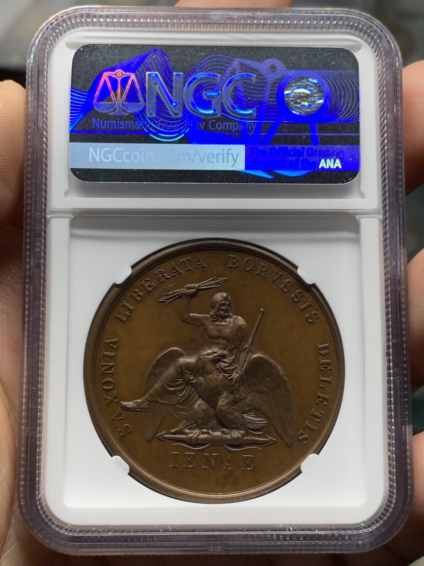 《竞宝斋》第477场 周日，周一 2场连拍 （全场包邮）欢迎送拍 NGC MS63BN 法国拿破仑一世铜章 纪念1806年耶拿战役 正面为桂冠版拿破仑一世右向肖像，背面为骑乘雄鹰的神祇宙斯形象，手持雷霆与权杖，象征胜利与权力，主题指向法军在耶拿击败普鲁士军队的战役结果。加厚盒