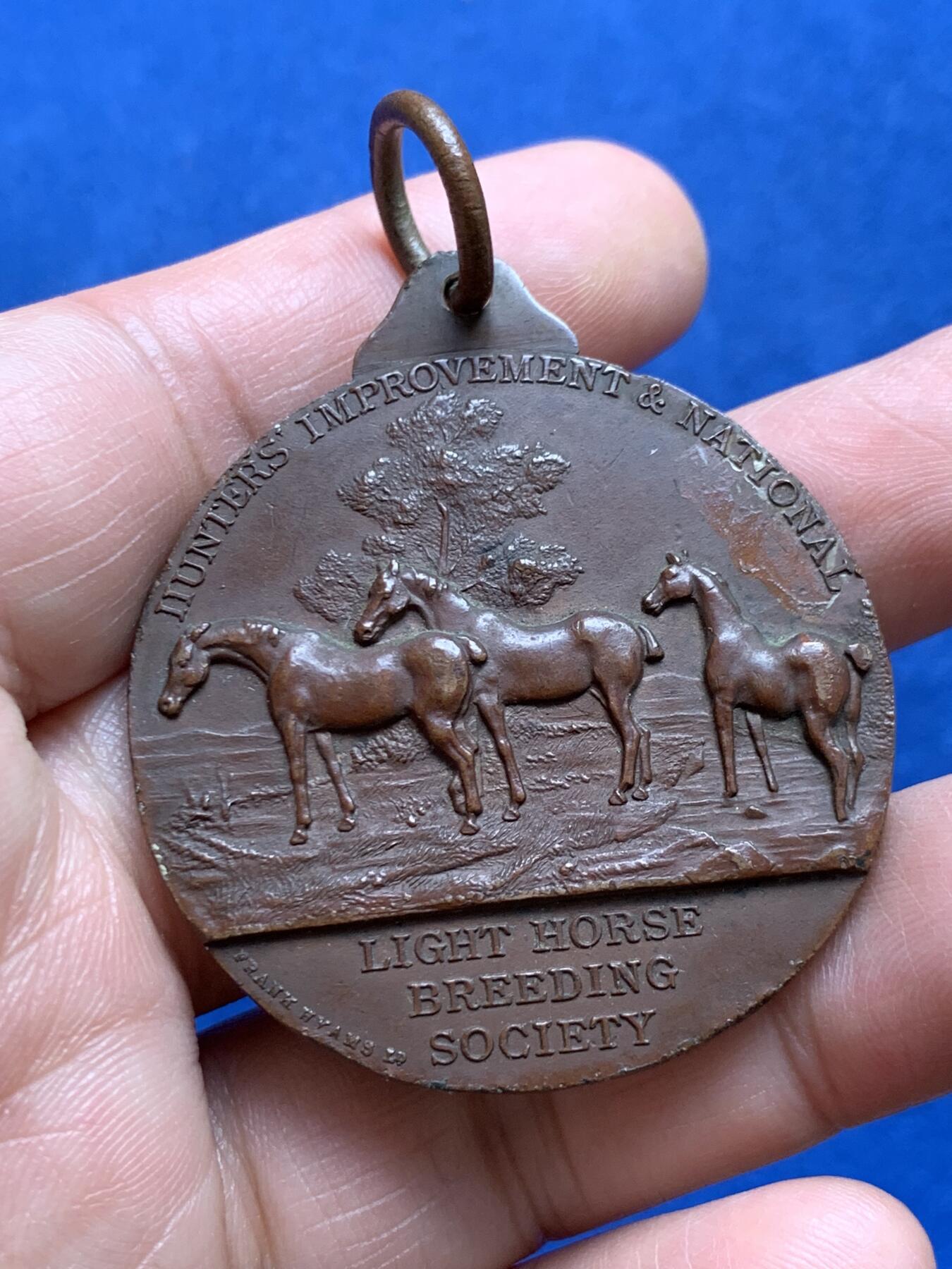 《竞宝斋》第477场 周日，周一 2场连拍 （全场包邮）欢迎送拍 英国1947年猎人协会和国家轻量级马匹繁育协会铜制挂章，正面为猎人骑马打猎，反面为马场图景，39克，44mm，带原盒。