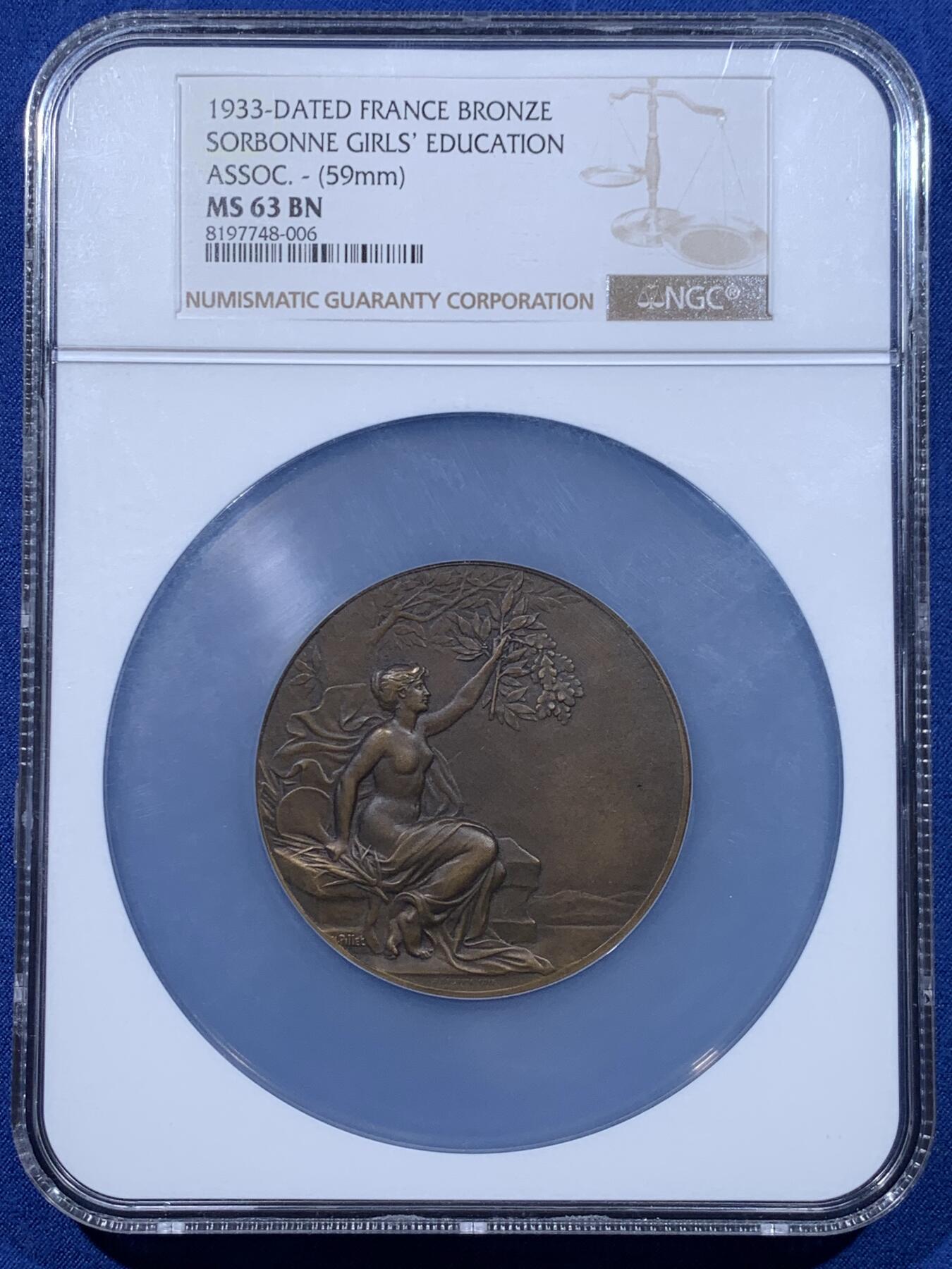 《竞宝斋》第477场 周日，周一 2场连拍 （全场包邮）欢迎送拍 NGC MS63BN 法国1933年索邦大学女子教育协会铜章，59mm 大尺寸，pillet大师作品，见证女性高等教育里程碑，历史意义非凡。加大盒装。