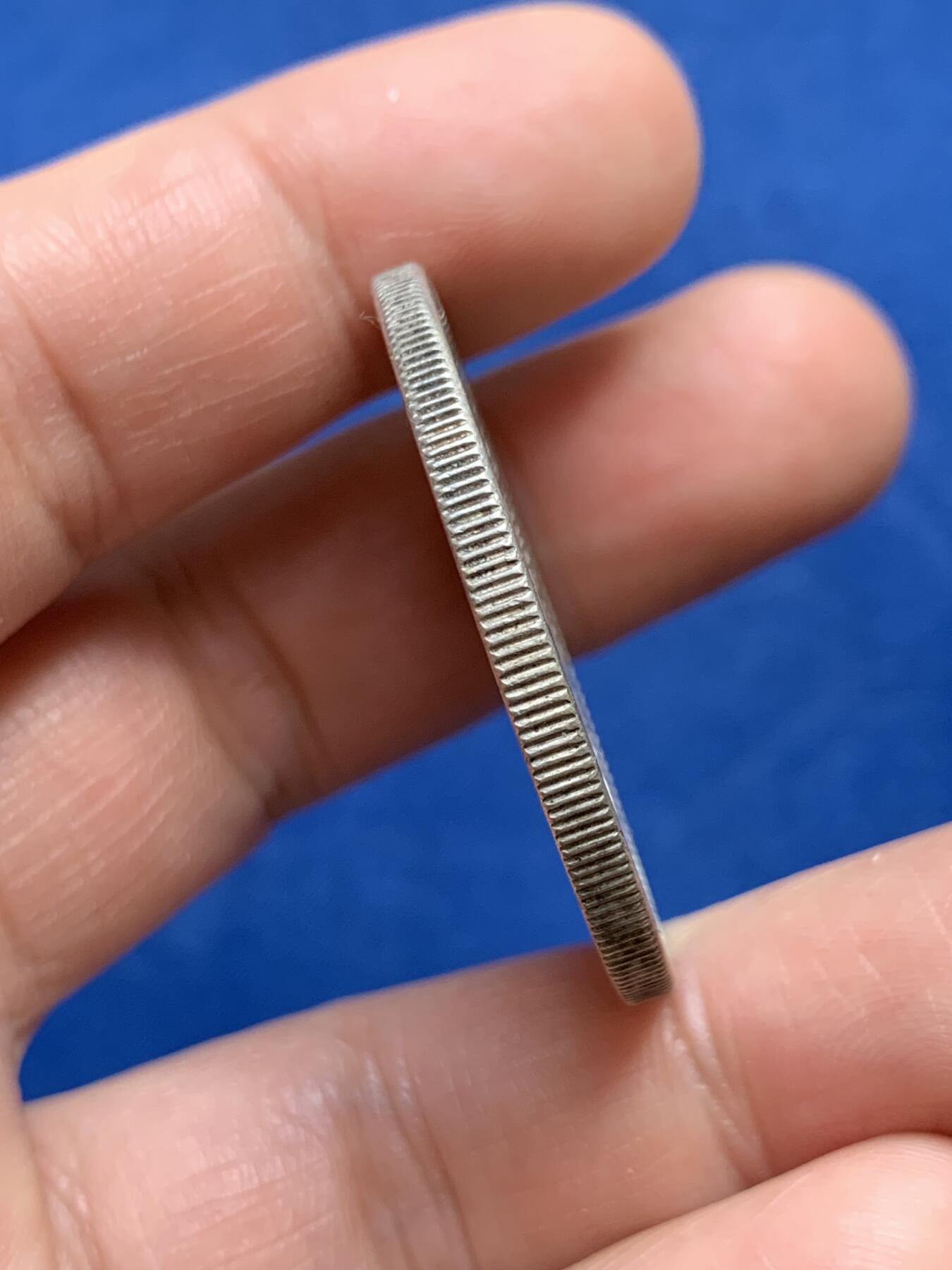 《竞宝斋》第477场 周日，周一 2场连拍 （全场包邮）欢迎送拍 日本明治二十五年前期四刺龙龙洋一元银币，出字戳，特年名品状态好