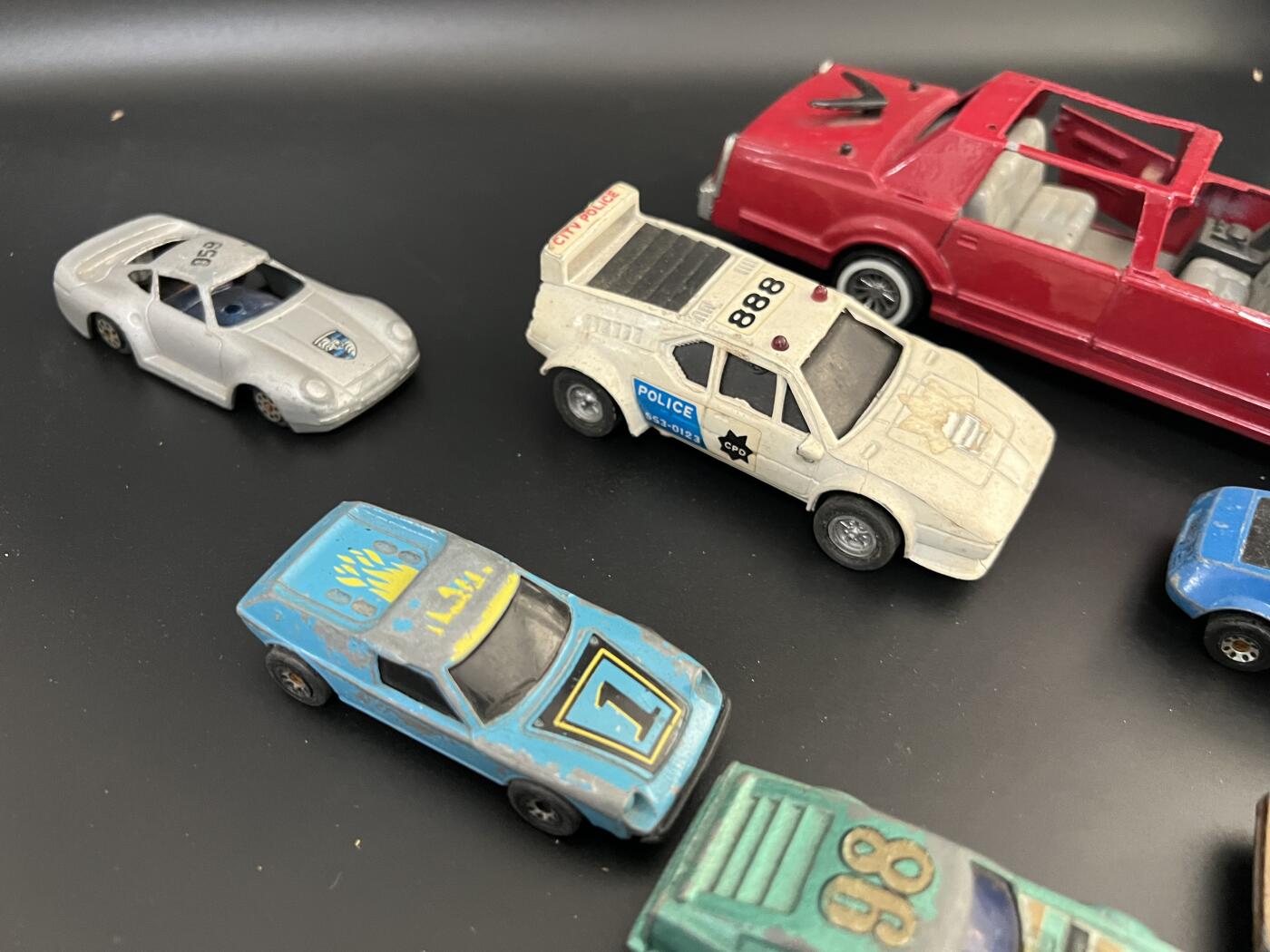 零元拍： 十台90年代老古董小车模型，大部分为合金车，品相全部为战损级别。