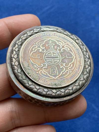 《竞宝斋》第477场 周日，周一 2场连拍 （全场包邮）欢迎送拍 - 欧洲银盒（镶嵌英国贸易站洋银元 ）73.6克 52.6mm 银标