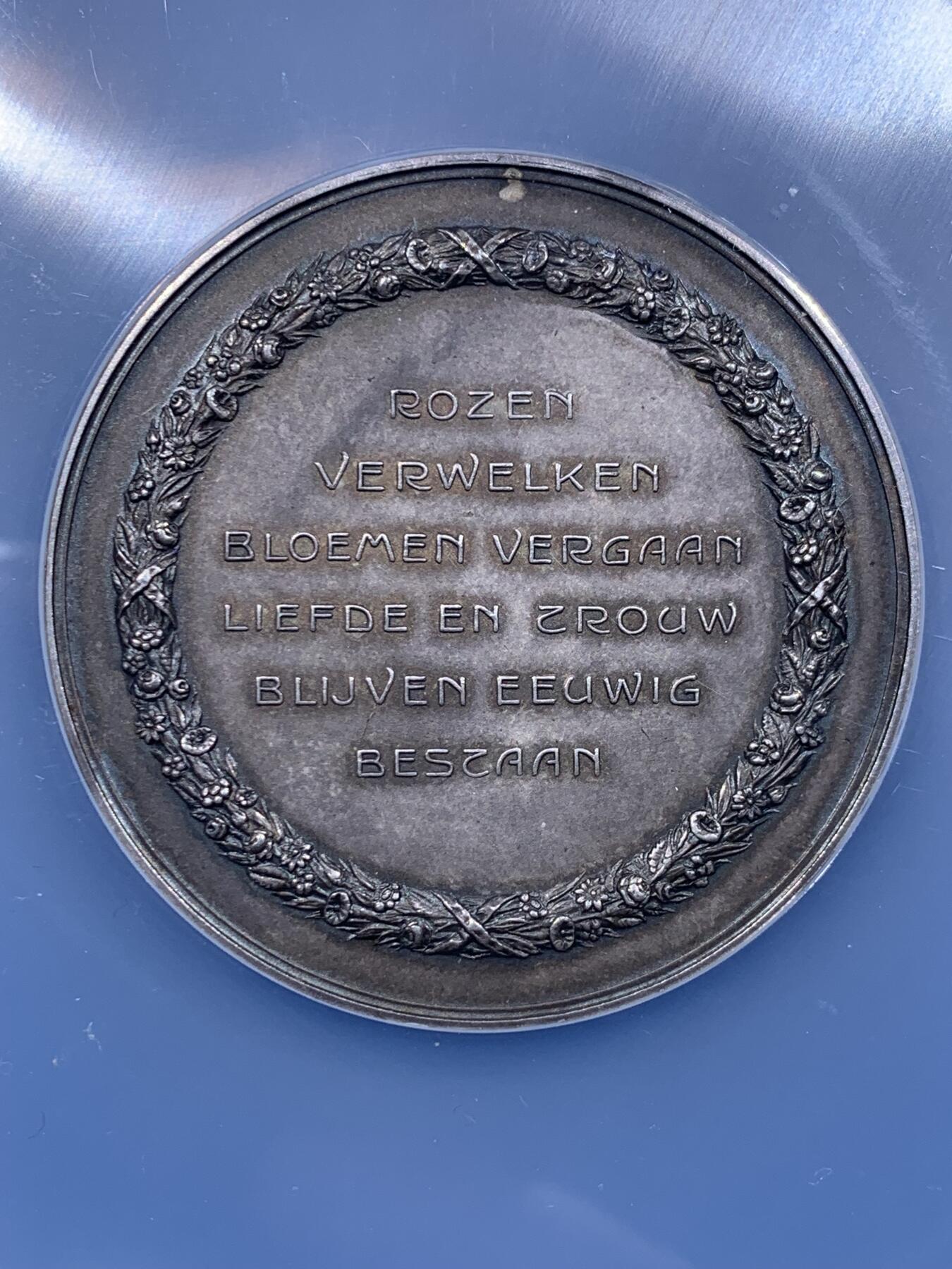 《竞宝斋》第477场 周日，周一 2场连拍 （全场包邮）欢迎送拍 NGC MS62 荷兰1933年婚礼纪念大银章，荷兰婚典题材经典纪念章。正面图案双文章,铭文译为”婚姻是心灵的港湾“，背面铭文译为”玫瑰会凋谢，花朵会枯萎，爱与怀念永恒留存“烂漫至极。直径：50mm，重：50.4g，加大盒。