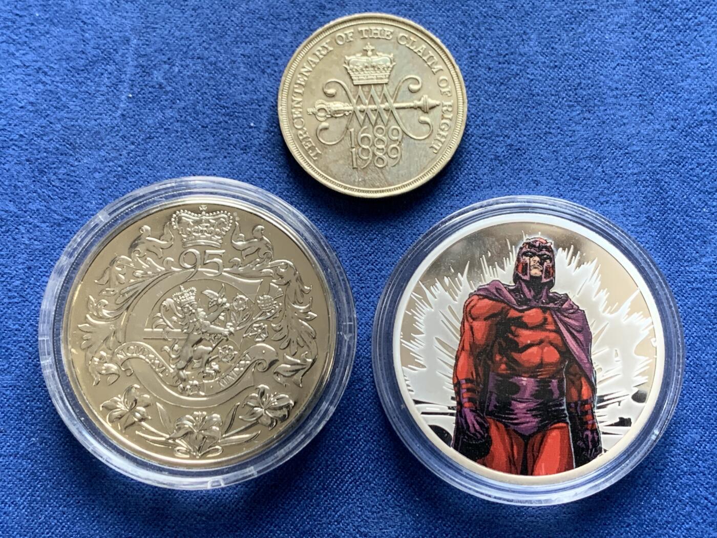 《竞宝斋》第477场 周日，周一 2场连拍 （全场包邮）欢迎送拍 伊丽莎白二世纪念币两枚 5镑与2镑；另附一枚漫威纪念章