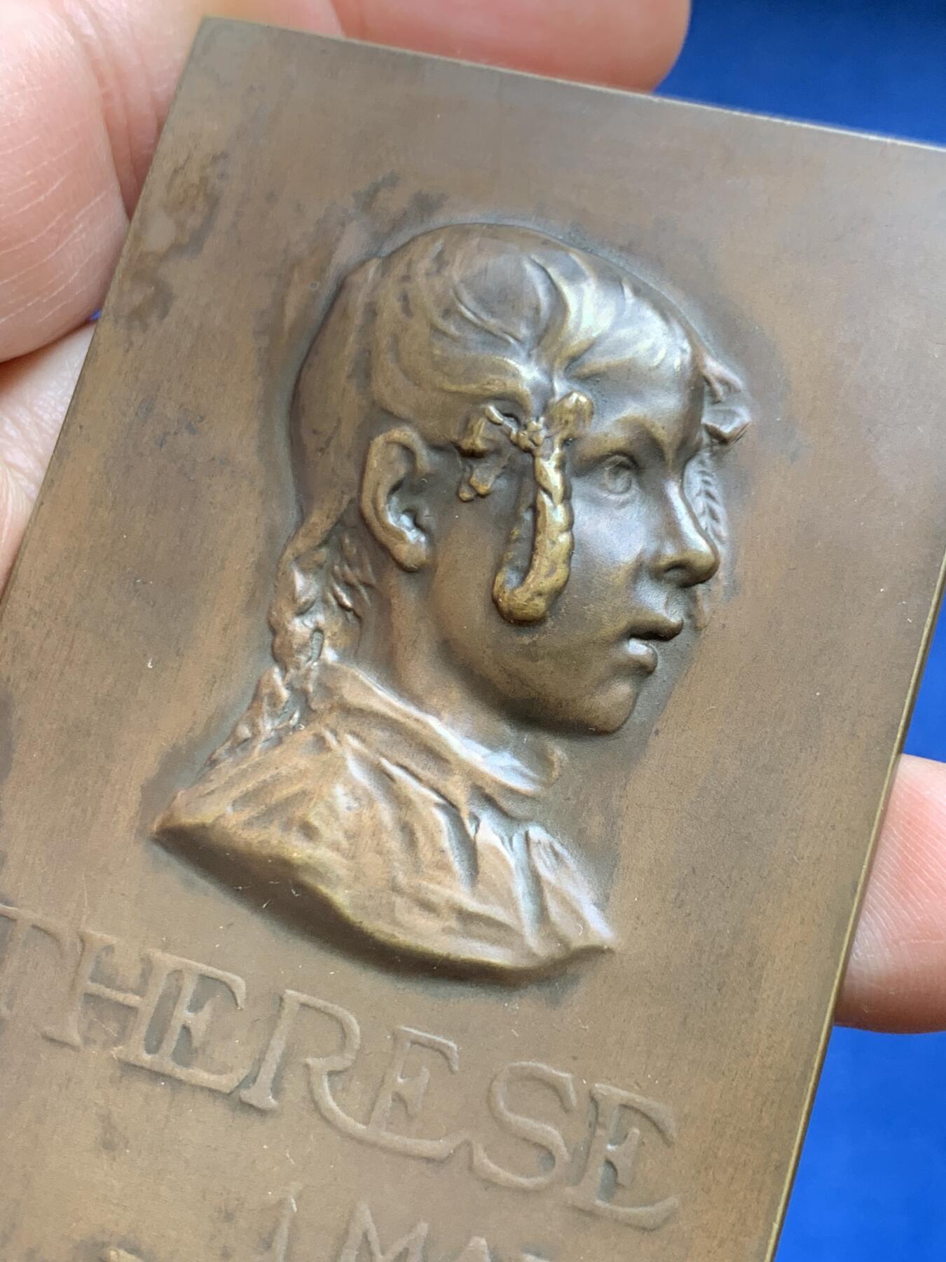 《竞宝斋》第477场 周日，周一 2场连拍 （全场包邮）欢迎送拍 SAMF《母爱》特蕾莎（THERESE 1 MAI 1899）协会作品3号 编号237 本章为法国艺术家亚历山大·沙尔庞捷（Alexandre Charpentier，1856–1909）创作之《母爱》题材铜章，属SAMF（法国艺术家奖章协会）原作发行于1900年。该作品源自艺术家此前创作的“年轻母亲哺乳幼子”浮雕主题，并曾在1883年法国艺术家协会沙龙展出并获奖。143.8克，52.8*80.5