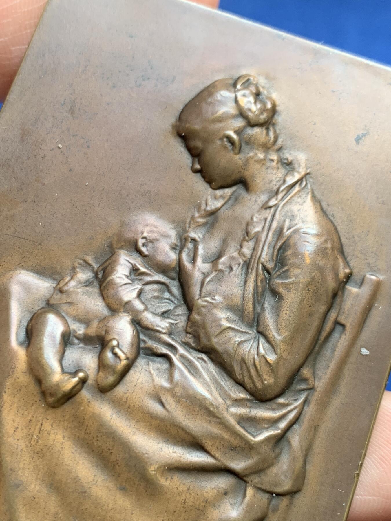 《竞宝斋》第477场 周日，周一 2场连拍 （全场包邮）欢迎送拍 SAMF《母爱》特蕾莎（THERESE 1 MAI 1899）协会作品3号 编号237 本章为法国艺术家亚历山大·沙尔庞捷（Alexandre Charpentier，1856–1909）创作之《母爱》题材铜章，属SAMF（法国艺术家奖章协会）原作发行于1900年。该作品源自艺术家此前创作的“年轻母亲哺乳幼子”浮雕主题，并曾在1883年法国艺术家协会沙龙展出并获奖。143.8克，52.8*80.5