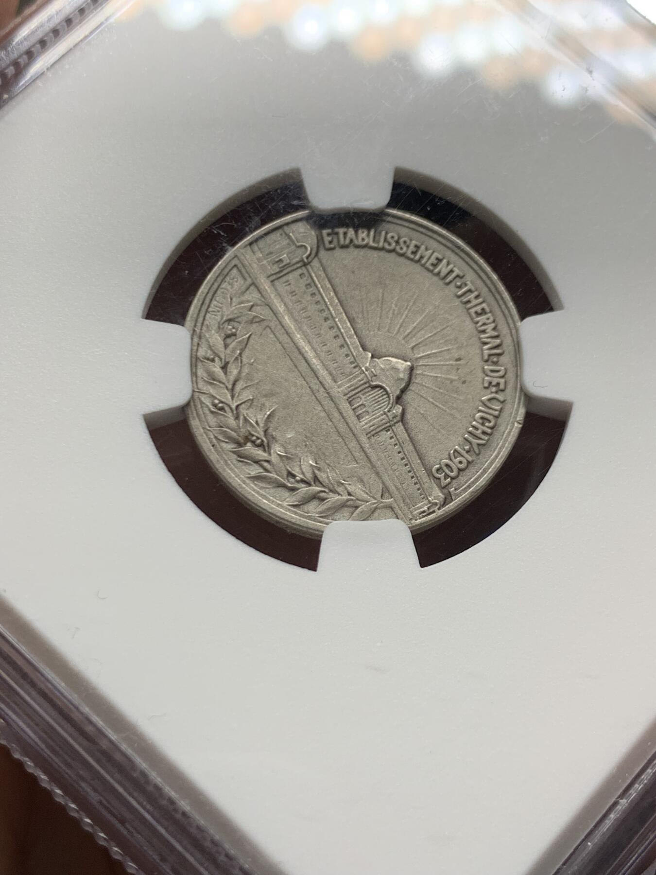 《竞宝斋》第477场 周日，周一 2场连拍 （全场包邮）欢迎送拍 NGC MS63 法国维希温泉疗养设施 新艺术时期温泉主题裸女清凉银章 很少见的一款银章 高浮雕 小中见大