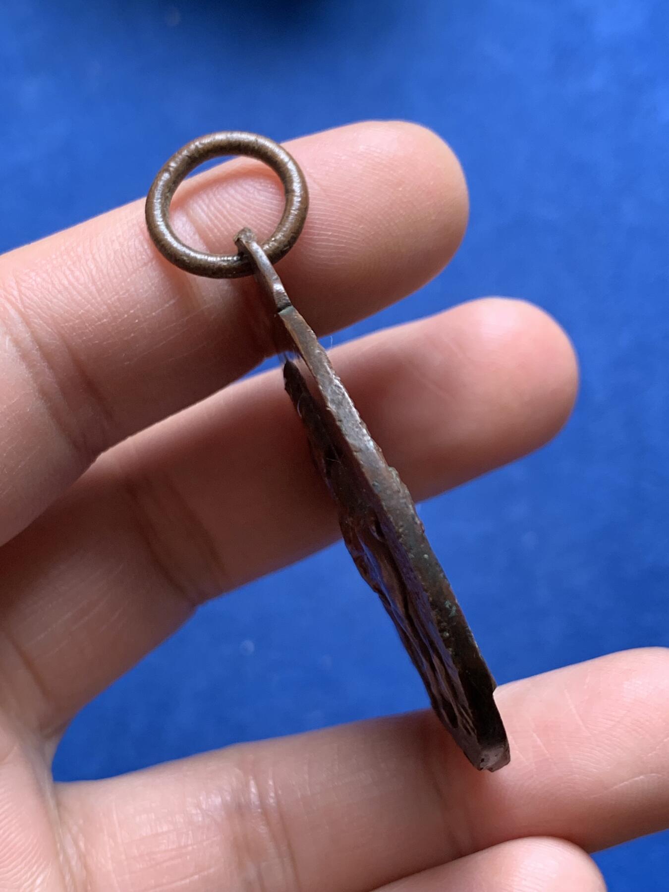 《竞宝斋》第477场 周日，周一 2场连拍 （全场包邮）欢迎送拍 英国1947年猎人协会和国家轻量级马匹繁育协会铜制挂章，正面为猎人骑马打猎，反面为马场图景，39克，44mm，带原盒。