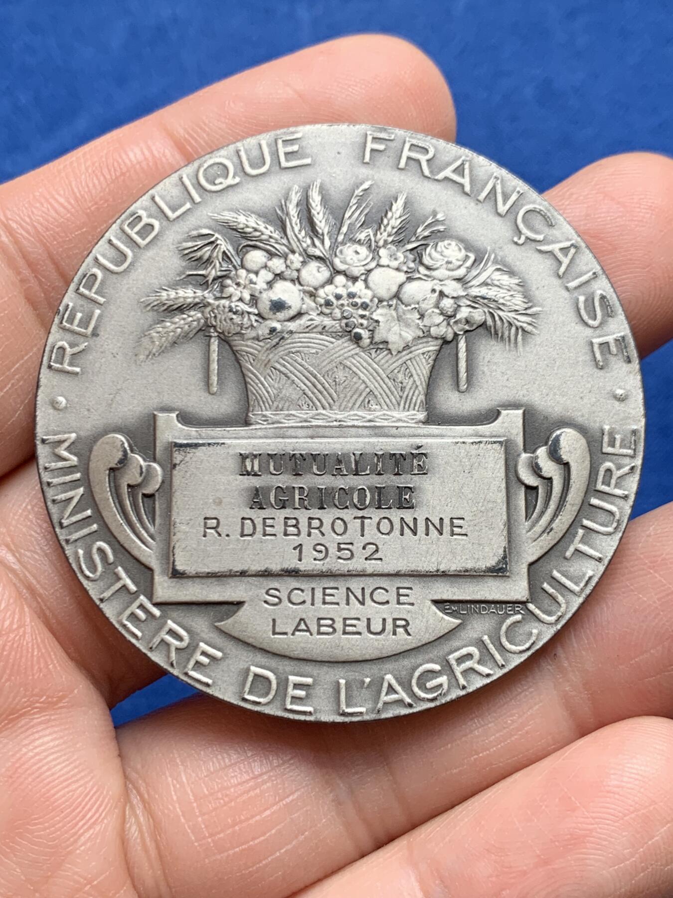 《竞宝斋》第477场 周日，周一 2场连拍 （全场包邮）欢迎送拍 法国农业部颁发纪念银章 64.5克 49.8mm 丰饶角1银标