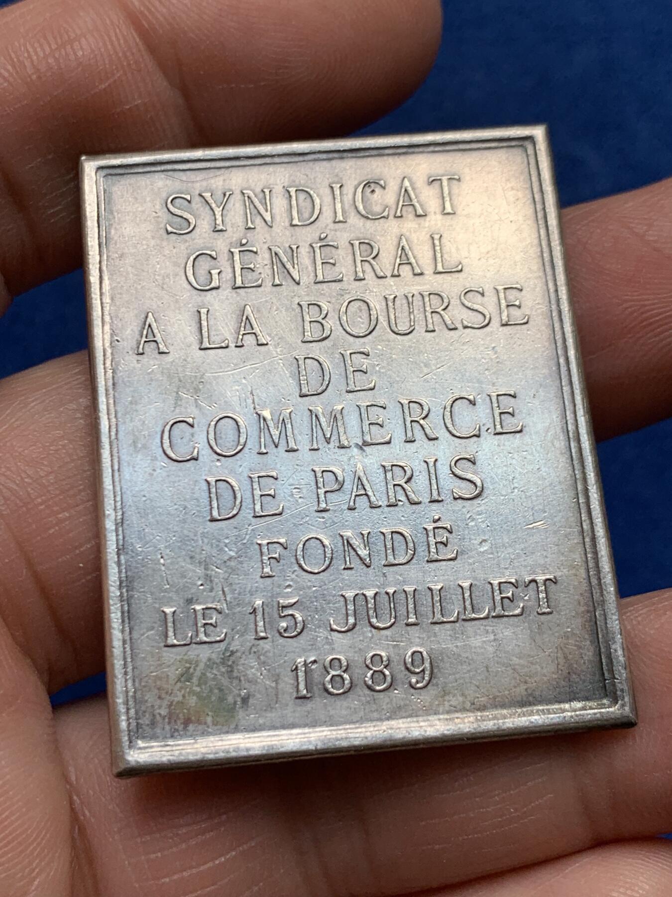 《竞宝斋》第477场 周日，周一 2场连拍 （全场包邮）欢迎送拍 1889年7月15日巴黎商品交易所总工会成立纪念银质方章 27克 34.7*44.3mm 丰饶角银标 罕见品种