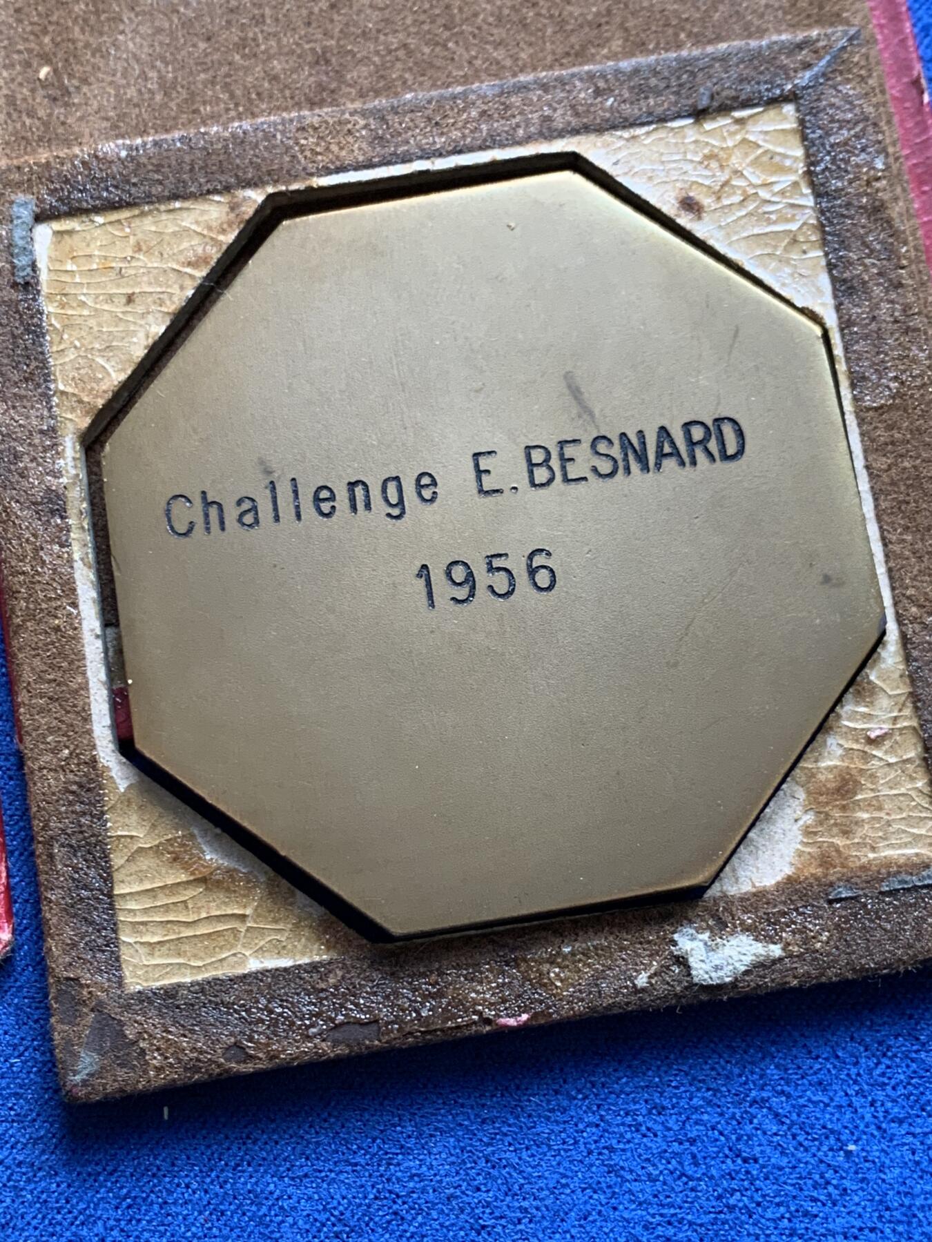 《竞宝斋》第477场 周日，周一 2场连拍 （全场包邮）欢迎送拍 两枚一组 法国击剑协会铜章 总重108.8克 约50mm 带盒