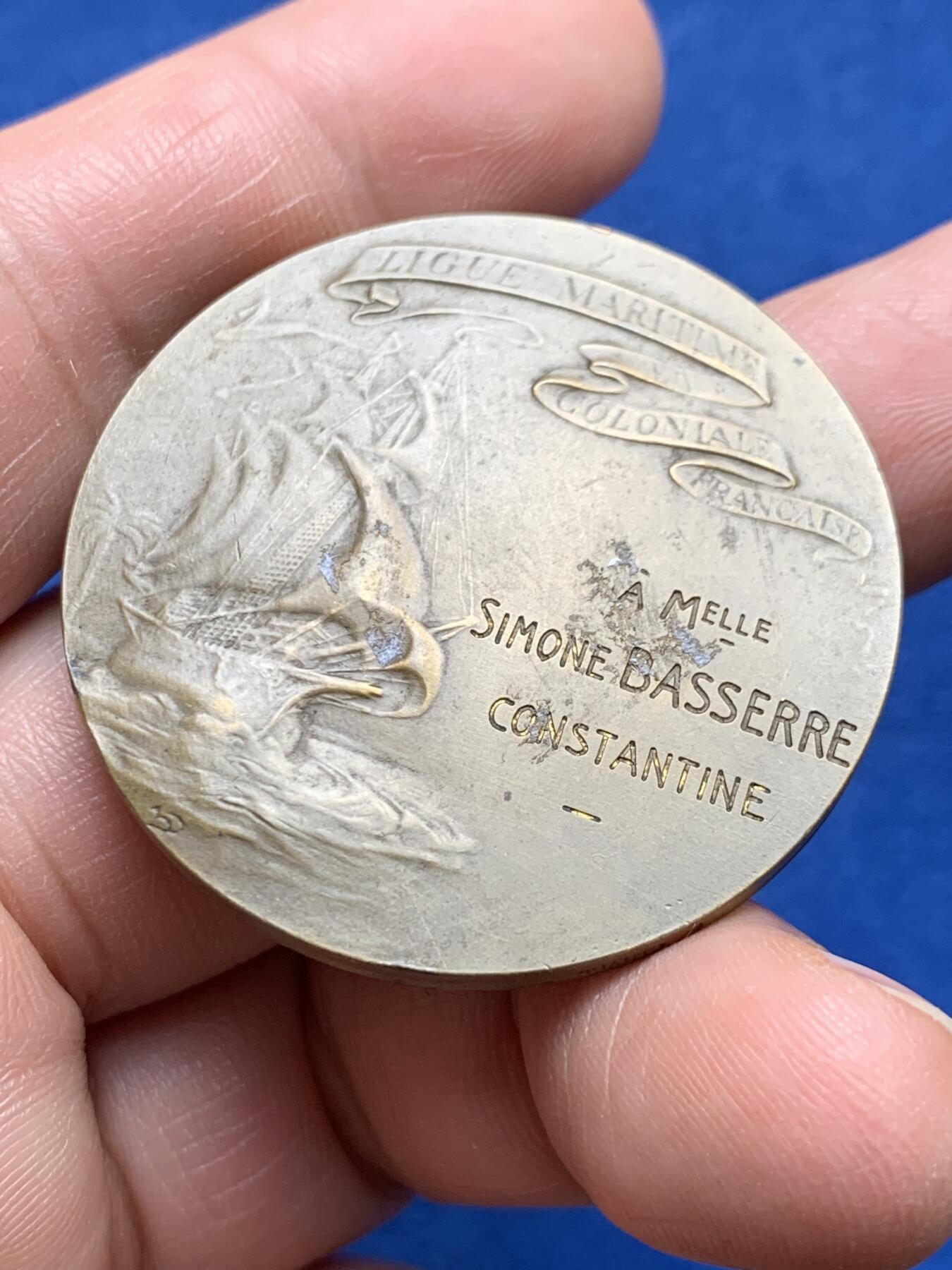 《竞宝斋》第477场 周日，周一 2场连拍 （全场包邮）欢迎送拍 法国海洋与殖民联盟纪念铜章 30.3克 40.2mm 三角铜标