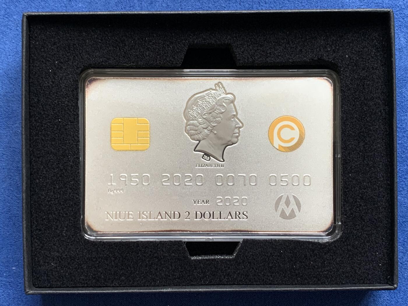 《竞宝斋》第477场 周日，周一 2场连拍 （全场包邮）欢迎送拍 纽埃2020年信用卡70周年（powercoin特别版）2元反精制方形银币 46.46克 1.5盎司 999银 发行量100枚 盒证全