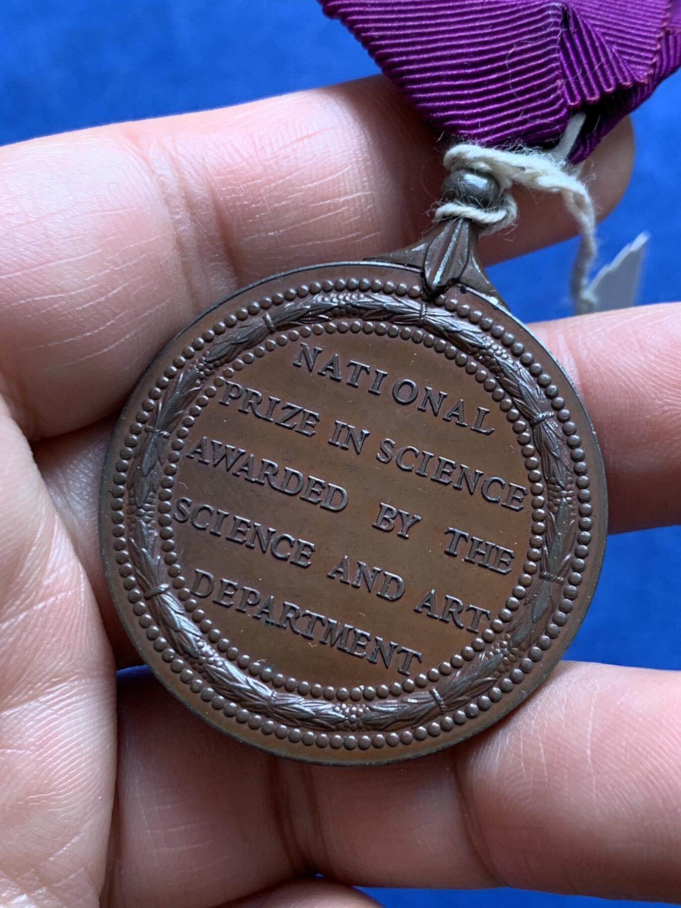 《竞宝斋》第477场 周日，周一 2场连拍 （全场包邮）欢迎送拍 英国1859年（MDCCCLIX）科学与艺术部发行的国家科学铜质奖章，于1866年授予应用力学科的Robert Luthy，少见官方章，总重约37克。