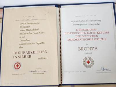 南水社第5次拍卖   东德卫生系统 Gerda Schmidt 红十字忠诚服务与社会主义劳动积极分子证书证书奖章一套 是上面那位得主的妻子