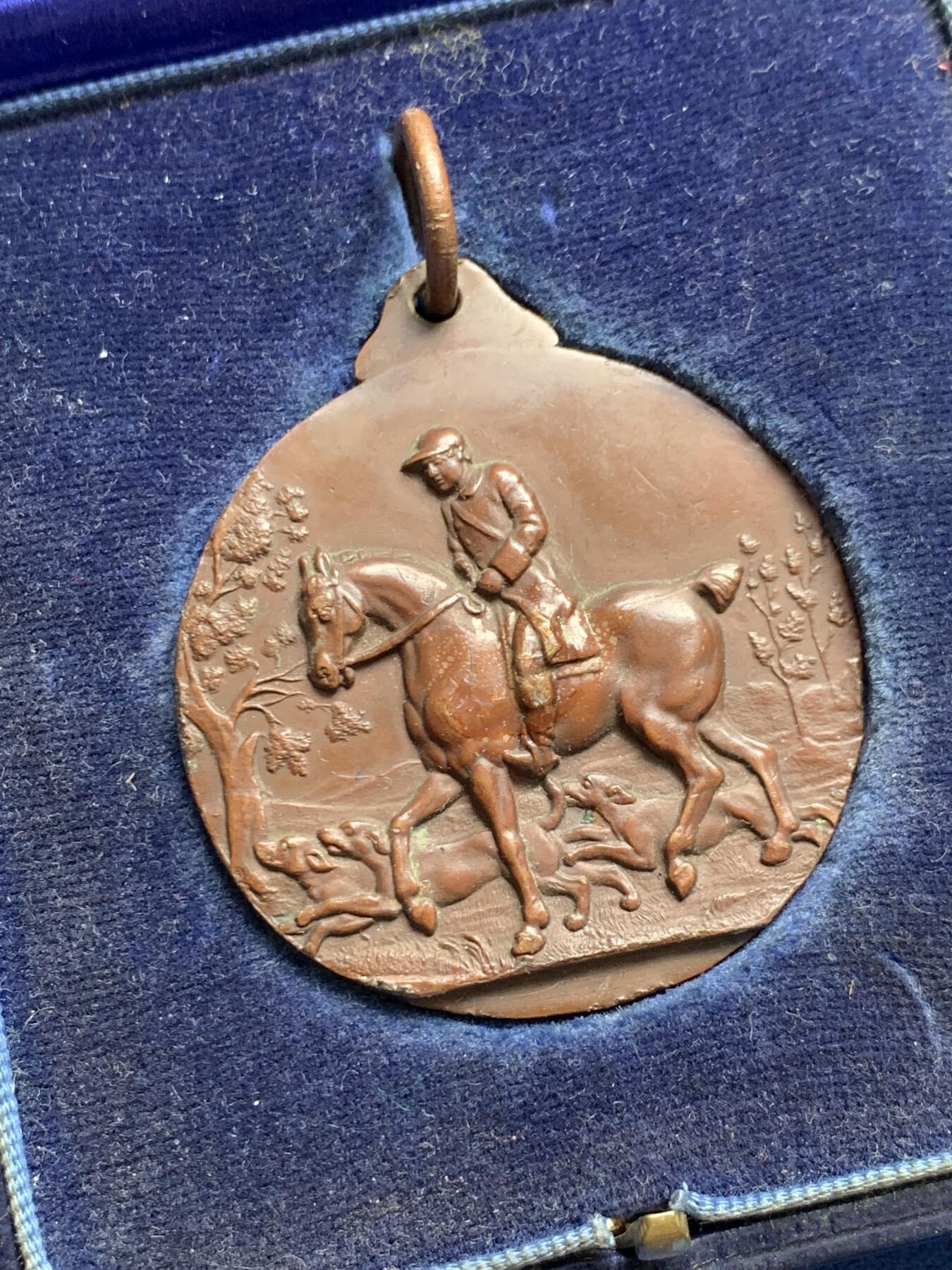 《竞宝斋》第477场 周日，周一 2场连拍 （全场包邮）欢迎送拍 英国1947年猎人协会和国家轻量级马匹繁育协会铜制挂章，正面为猎人骑马打猎，反面为马场图景，39克，44mm，带原盒。