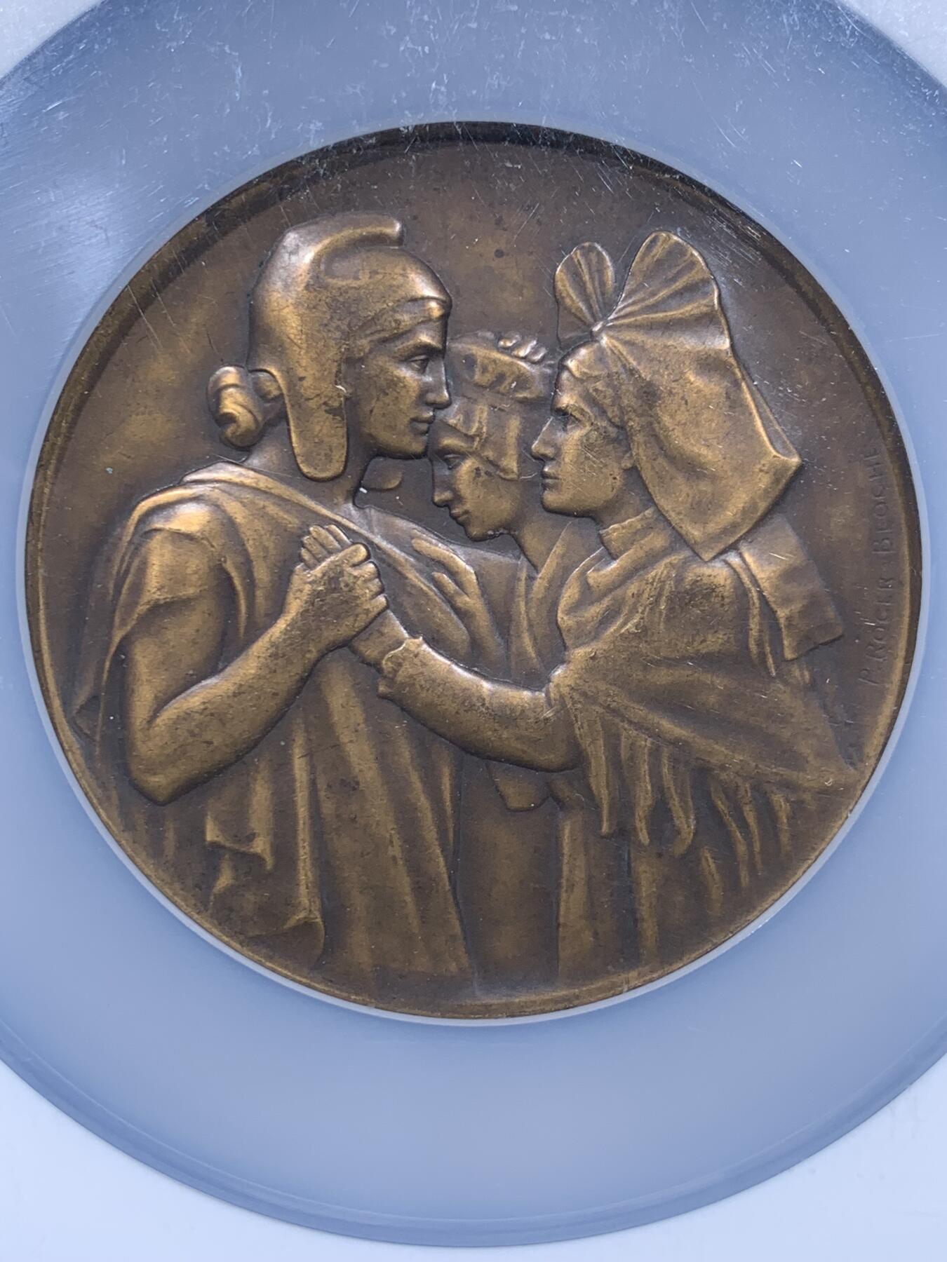 《竞宝斋》第477场 周日，周一 2场连拍 （全场包邮）欢迎送拍 NGC MS63BN 一战主题纪念章，该章纪念法国从德国收复失地法国洛林纪念章，该章由著名雕塑家Paul Roger-Bloche创作（阿尔萨斯-洛林回归）。正面图案，象征法兰西玛丽安娜与阿尔萨斯、洛林地区的女性形象相拥，是“故土回归”的经典艺术代表作。背面图案：法国士兵立于路牌旁，脚下踩着象征德国的鹰徽，象征法国收复失地的历史时刻，该章由巴黎皇家造币厂压铸，现被耶鲁大学艺术画廊等机构收藏，极具背