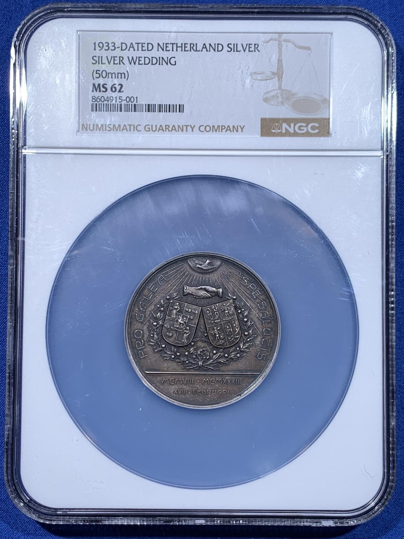《竞宝斋》第477场 周日，周一 2场连拍 （全场包邮）欢迎送拍 NGC MS62 荷兰1933年婚礼纪念大银章，荷兰婚典题材经典纪念章。正面图案双文章,铭文译为”婚姻是心灵的港湾“，背面铭文译为”玫瑰会凋谢，花朵会枯萎，爱与怀念永恒留存“烂漫至极。直径：50mm，重：50.4g，加大盒。