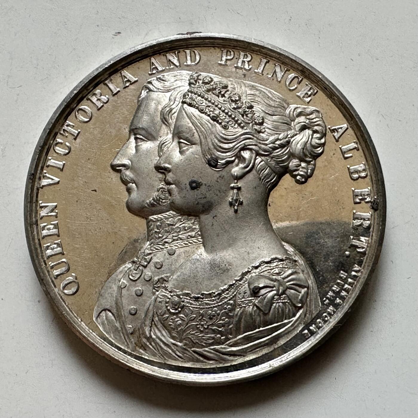 🌹外币初藏🌹🐯2026年第38场   每周二四六晚8️⃣点 世界钱币 英国 1844 年皇家交易所重新启用纪念章 原盒保存 未氧化 光亮如新  高浮雕 38.7毫米