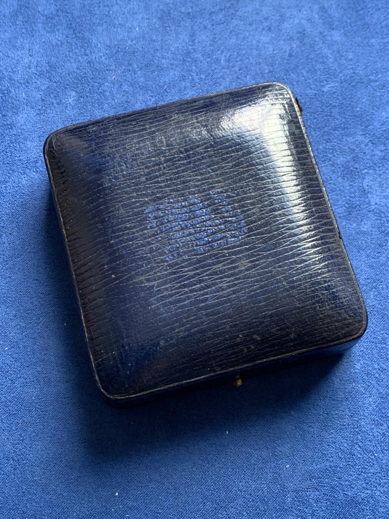 《竞宝斋》第477场 周日，周一 2场连拍 （全场包邮）欢迎送拍 英国1947年猎人协会和国家轻量级马匹繁育协会铜制挂章，正面为猎人骑马打猎，反面为马场图景，39克，44mm，带原盒。