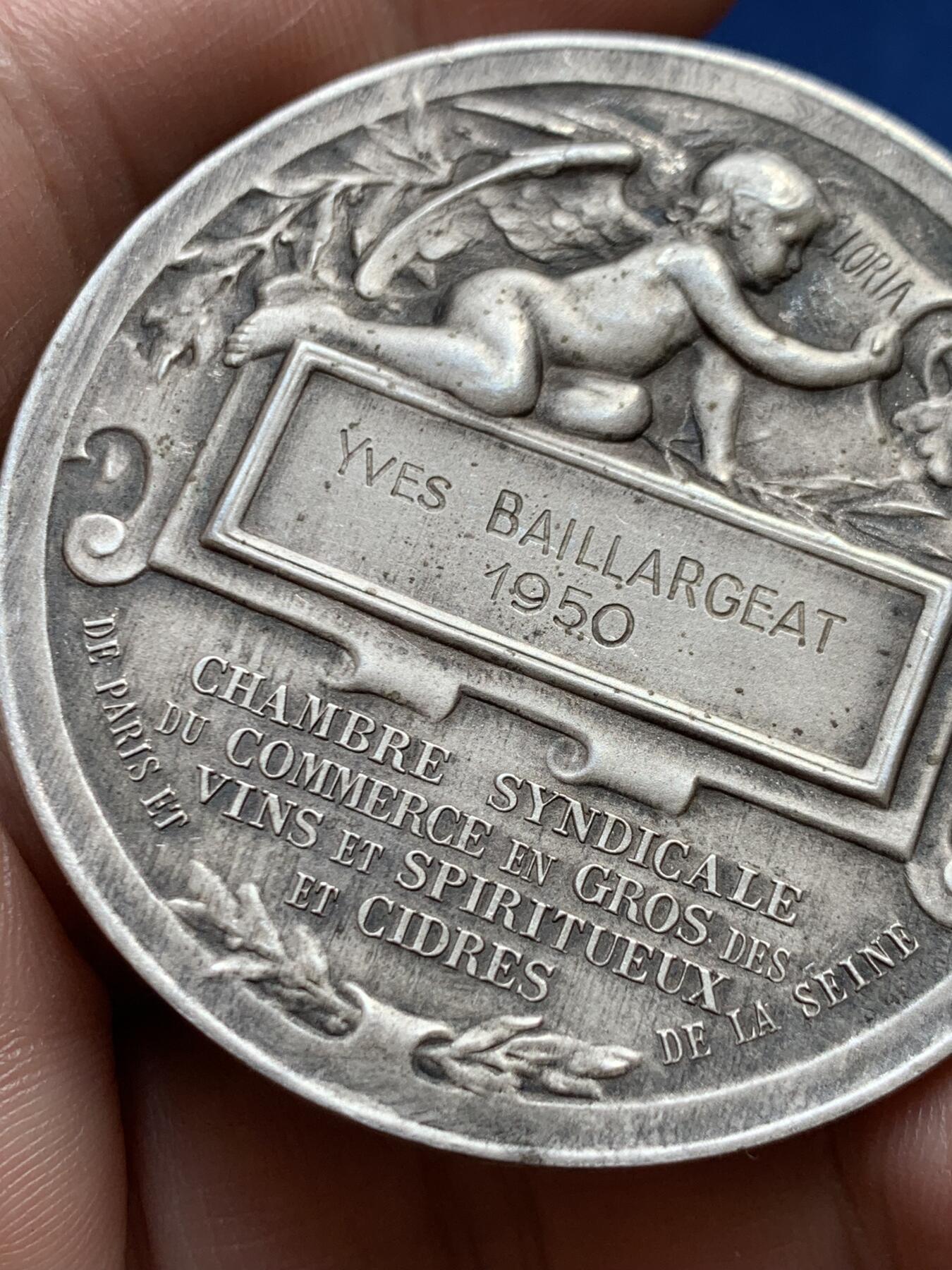 《竞宝斋》第477场 周日，周一 2场连拍 （全场包邮）欢迎送拍 少见玛丽安娜镀银铜章 法国1950年葡萄酒商业荣耀奖章，由巴黎及塞纳省酒类贸易公会授予行业精英，以表彰其在批发与销售领域的卓越贡献。无边铭 53.9克 50.3mm