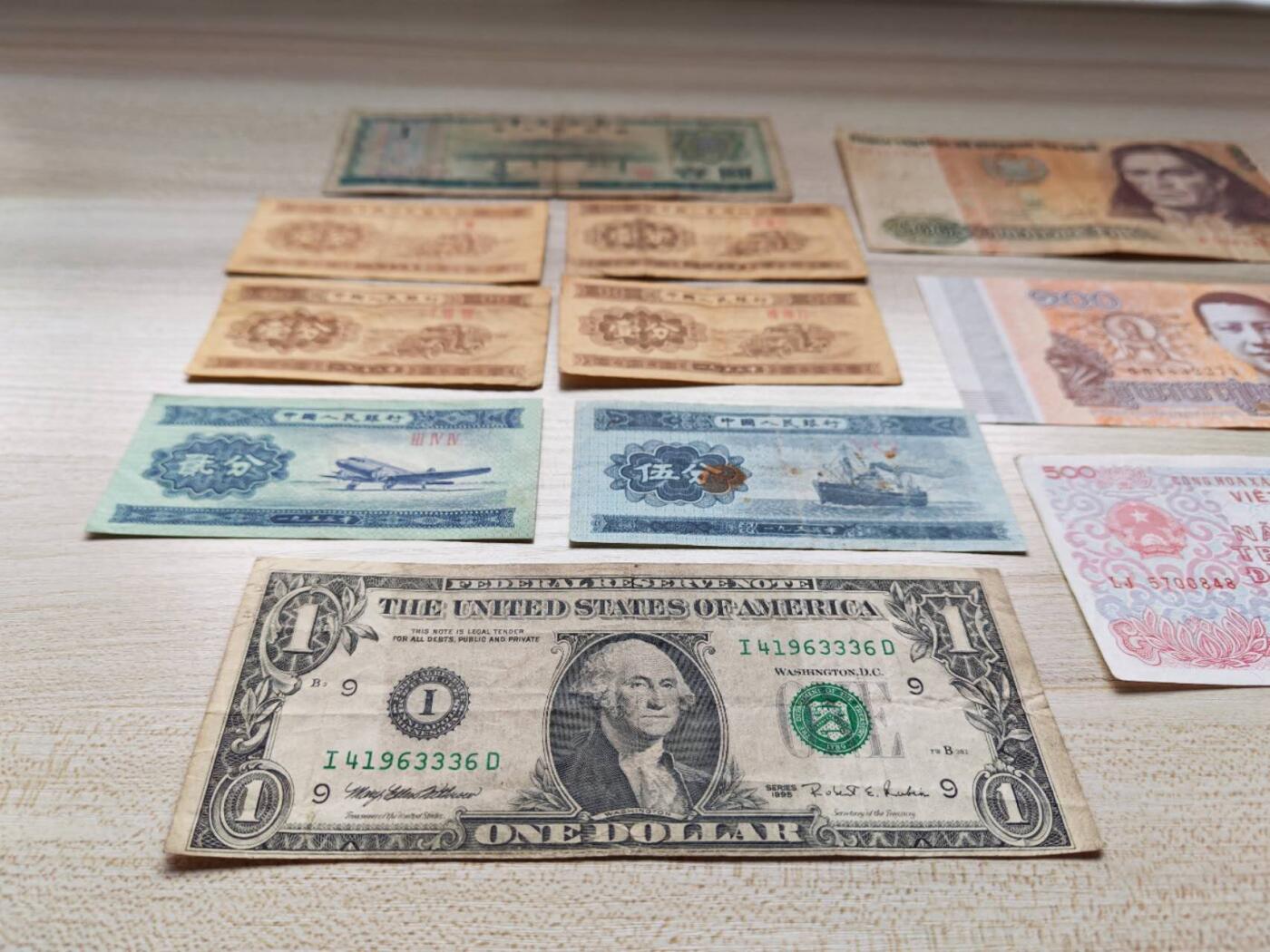 杂七杂八的外国纸钞和新中国分币一起打包便宜卖了