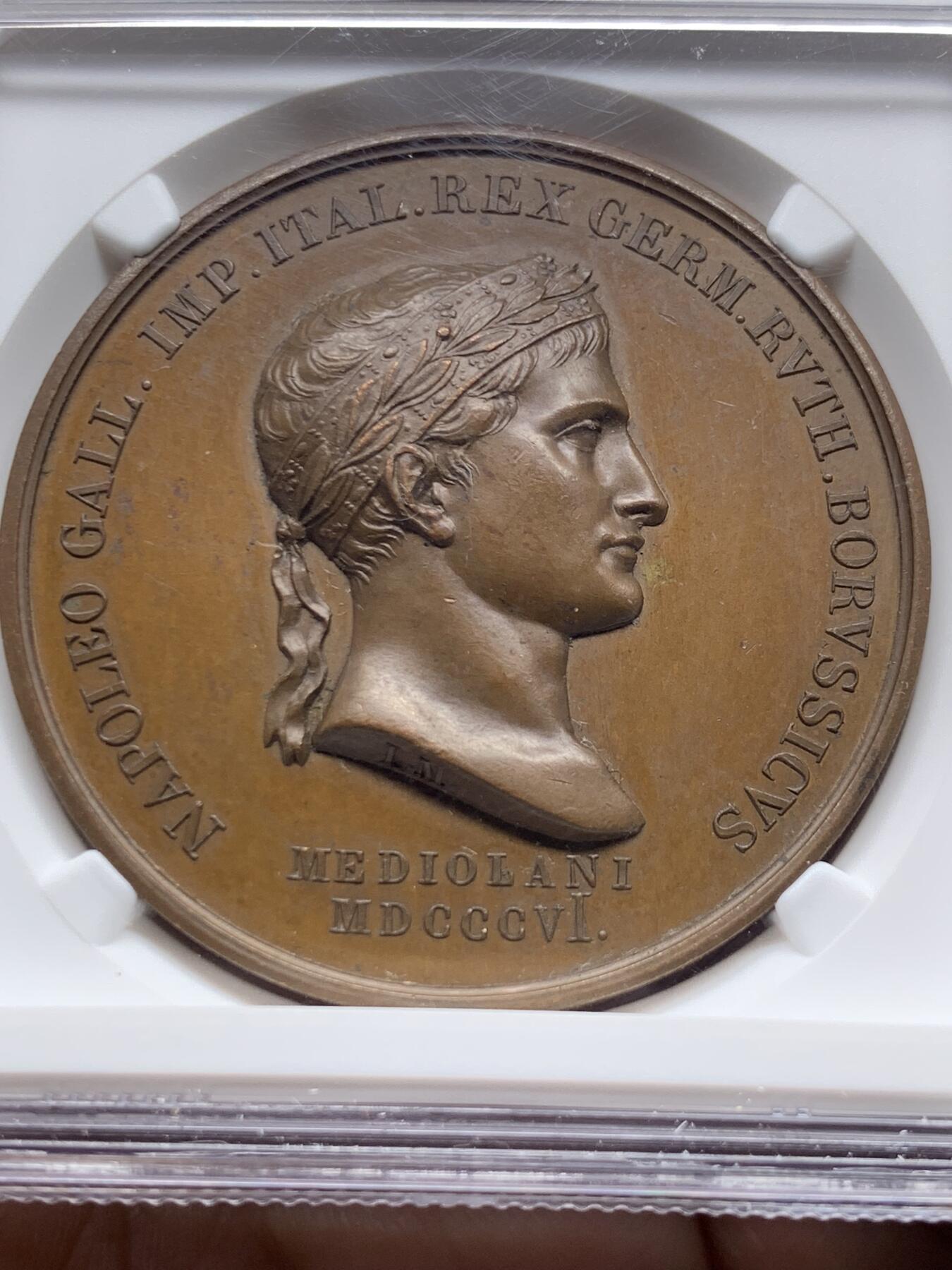 《竞宝斋》第477场 周日，周一 2场连拍 （全场包邮）欢迎送拍 NGC MS63BN 法国拿破仑一世铜章 纪念1806年耶拿战役 正面为桂冠版拿破仑一世右向肖像，背面为骑乘雄鹰的神祇宙斯形象，手持雷霆与权杖，象征胜利与权力，主题指向法军在耶拿击败普鲁士军队的战役结果。加厚盒