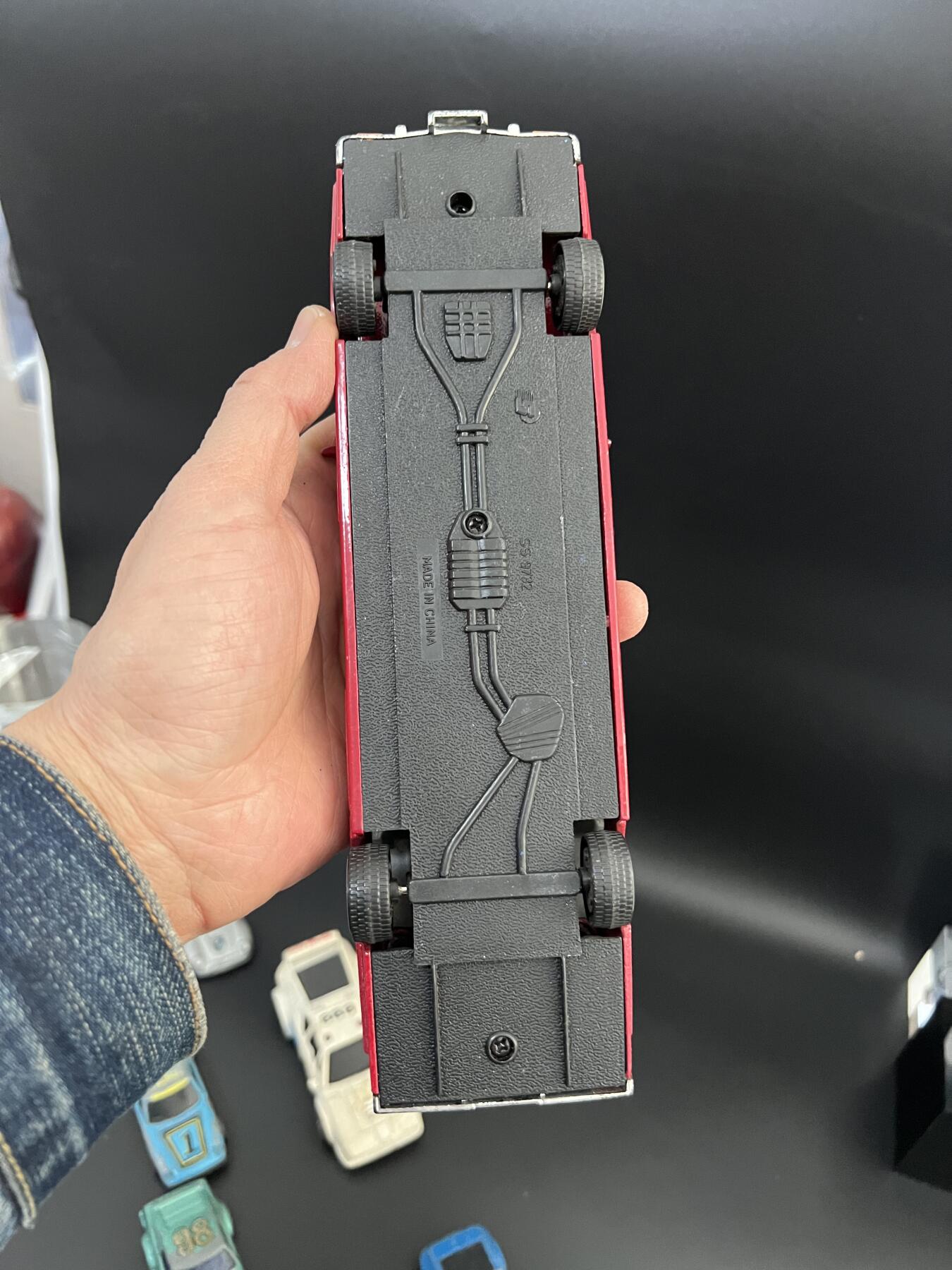 零元拍： 十台90年代老古董小车模型，大部分为合金车，品相全部为战损级别。