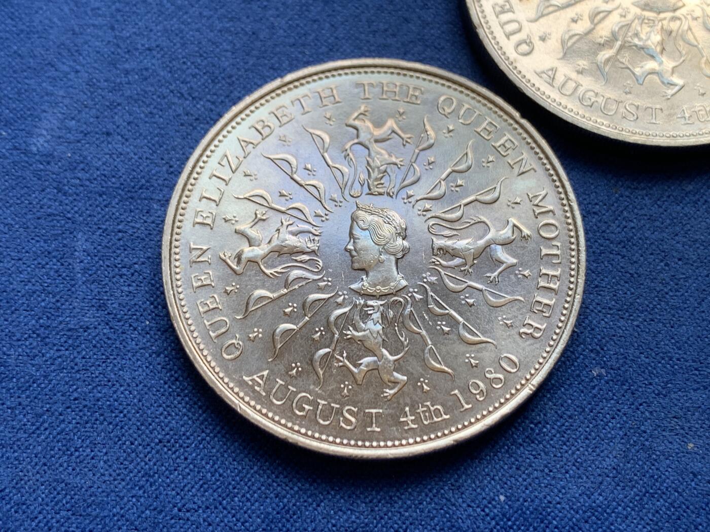 《竞宝斋》第477场 周日，周一 2场连拍 （全场包邮）欢迎送拍 三枚一组 1980年 英国女王母亲纪念克朗，光度不错。