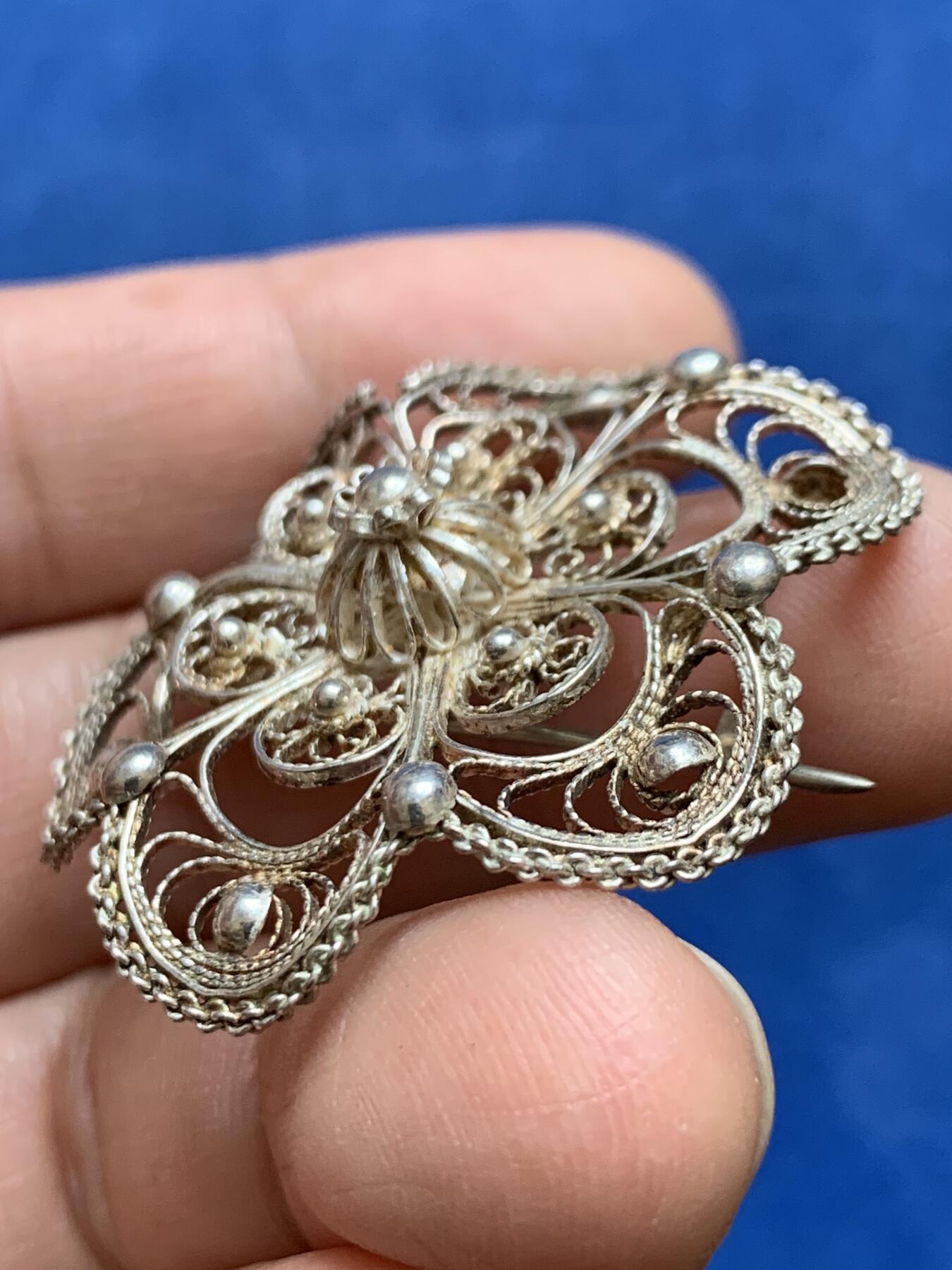 《竞宝斋》第477场 周日，周一 2场连拍 （全场包邮）欢迎送拍 花形镂空银质胸针 重7.75克 直径约39mm