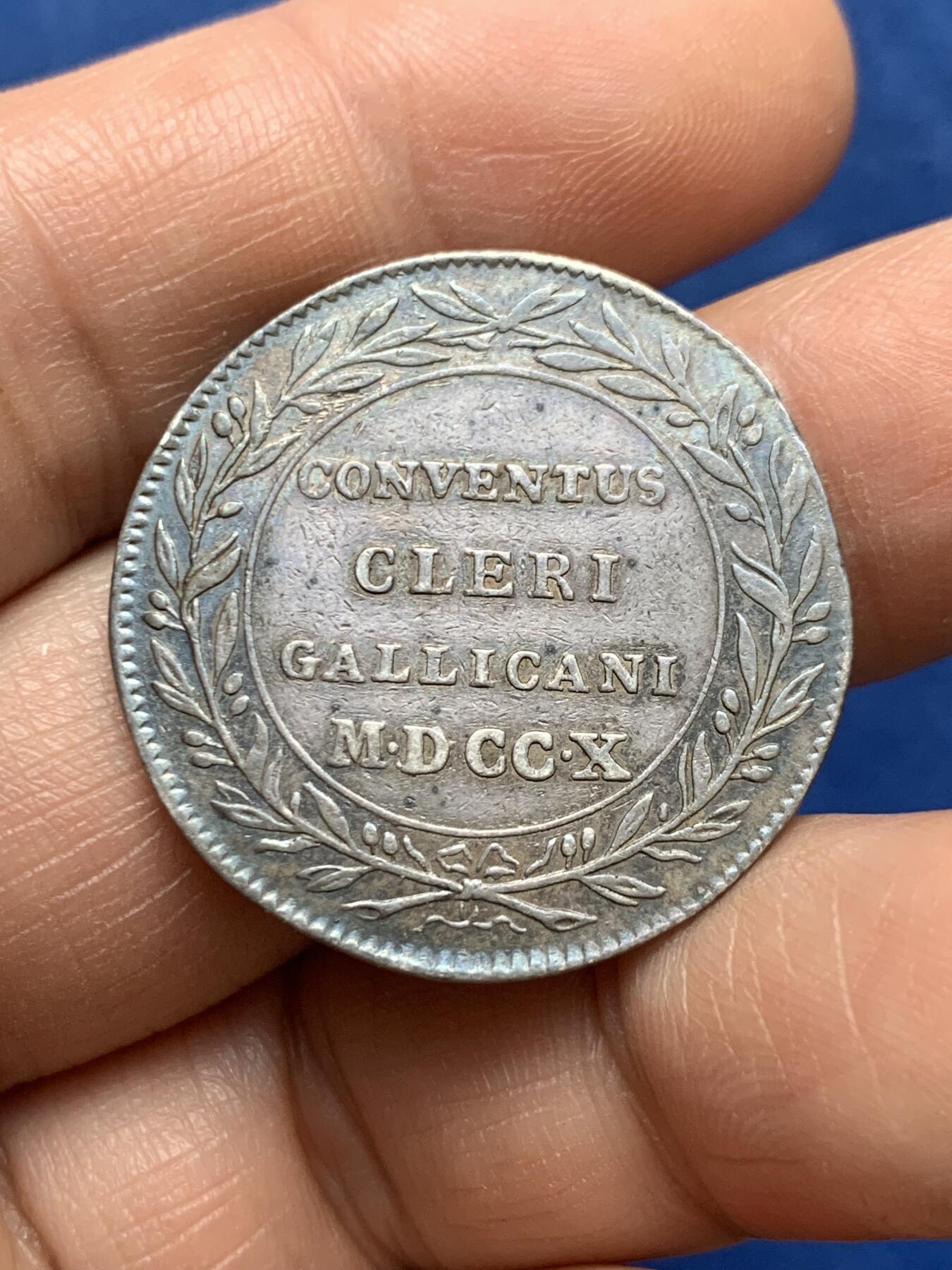 《竞宝斋》第477场 周日，周一 2场连拍 （全场包邮）欢迎送拍 法国1710年教士大会银质代币，8.07g，29.8mm