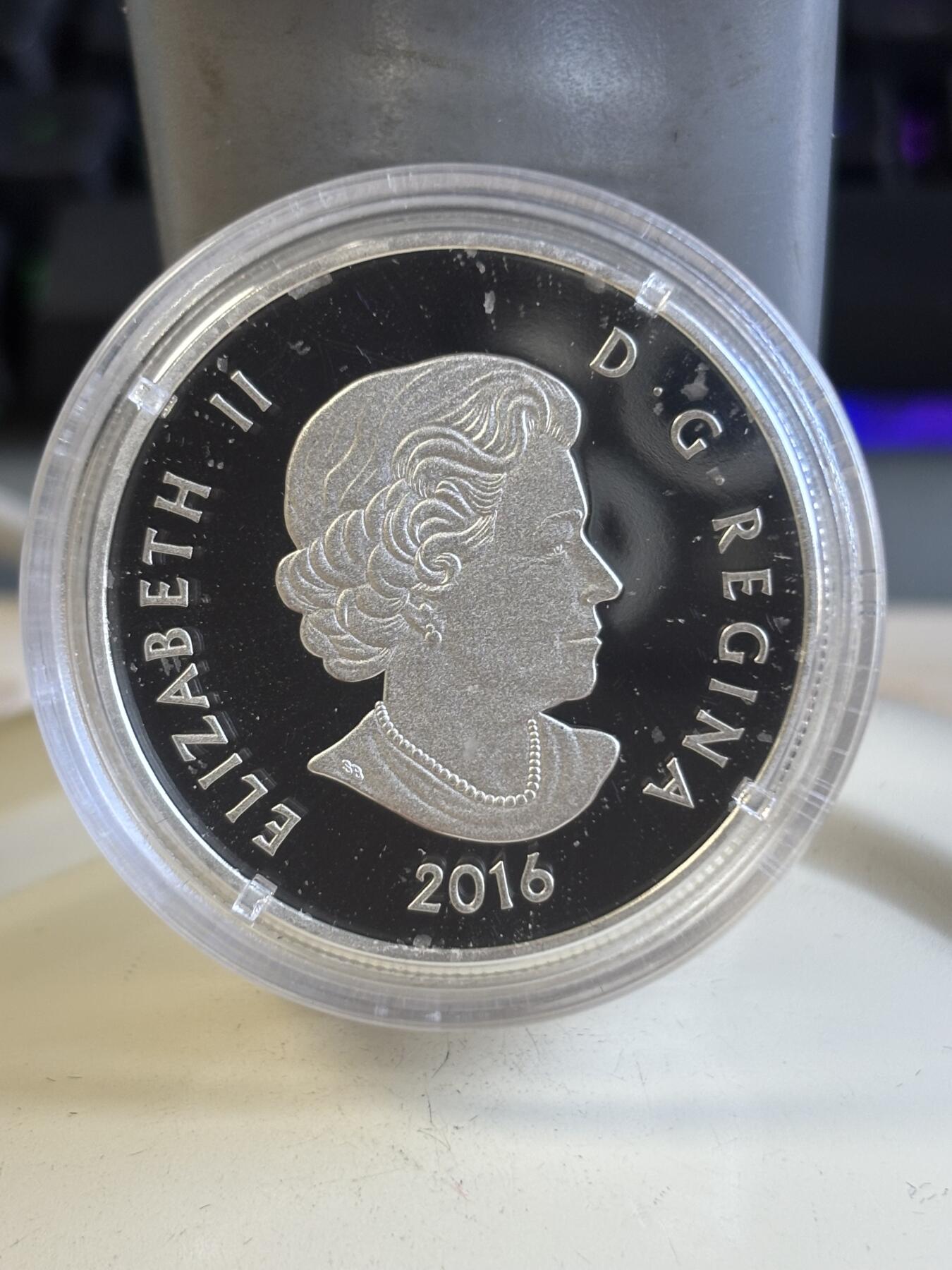 第197期拍卖 加拿大2016年雄伟的枫叶首枚镶嵌宝石大桦叶纪念银币，9999银，1盎司，发行4000枚