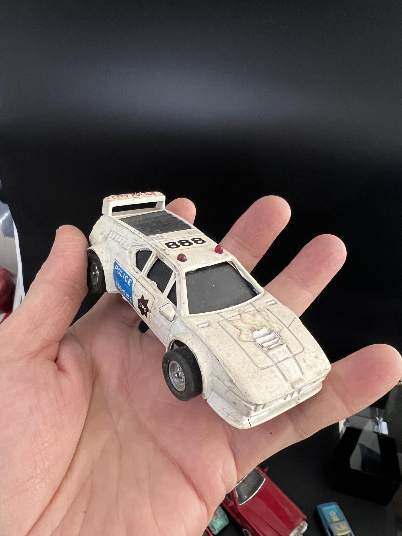 零元拍： 十台90年代老古董小车模型，大部分为合金车，品相全部为战损级别。