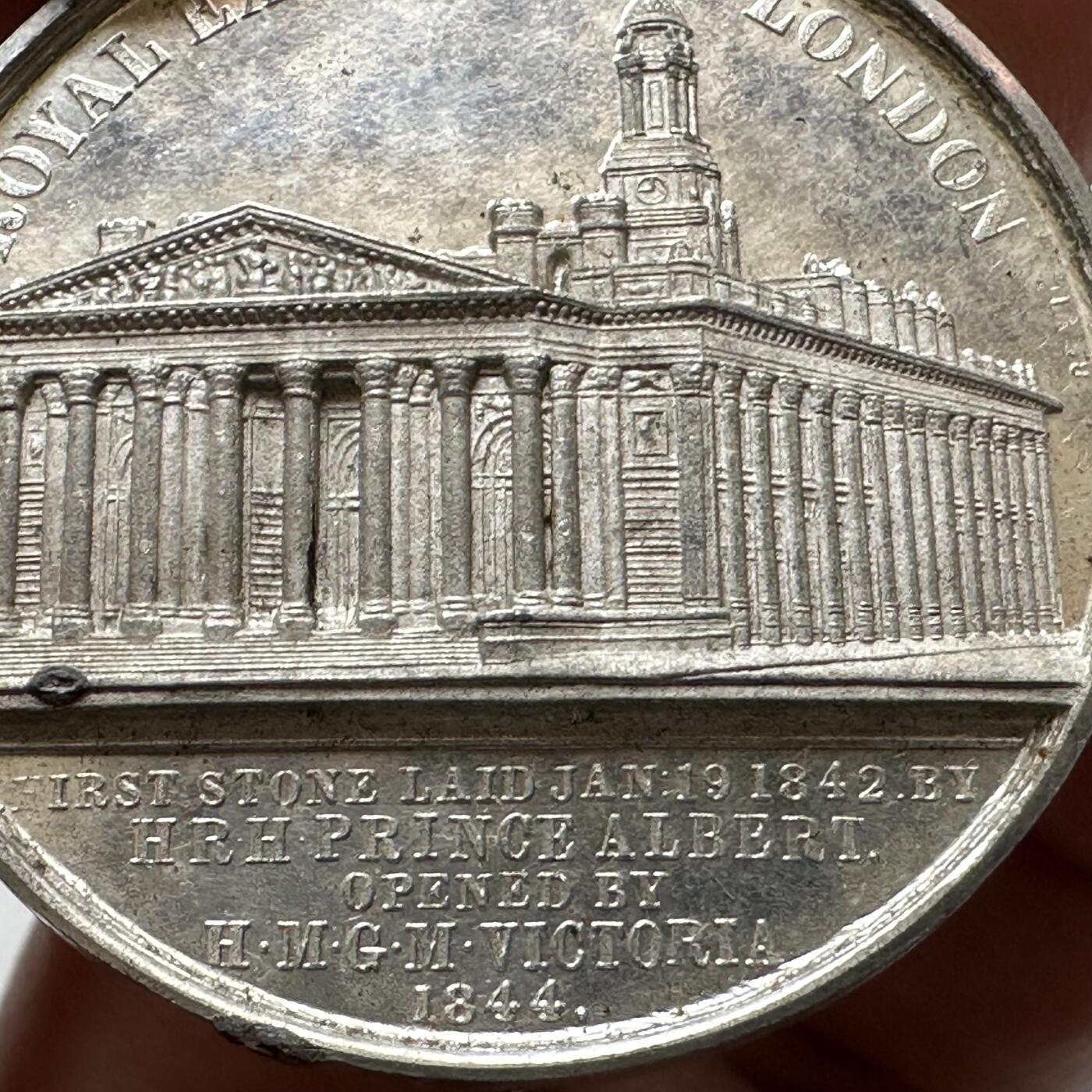 🌹外币初藏🌹🐯2026年第38场   每周二四六晚8️⃣点 世界钱币 英国 1844 年皇家交易所重新启用纪念章 原盒保存 未氧化 光亮如新  高浮雕 38.7毫米