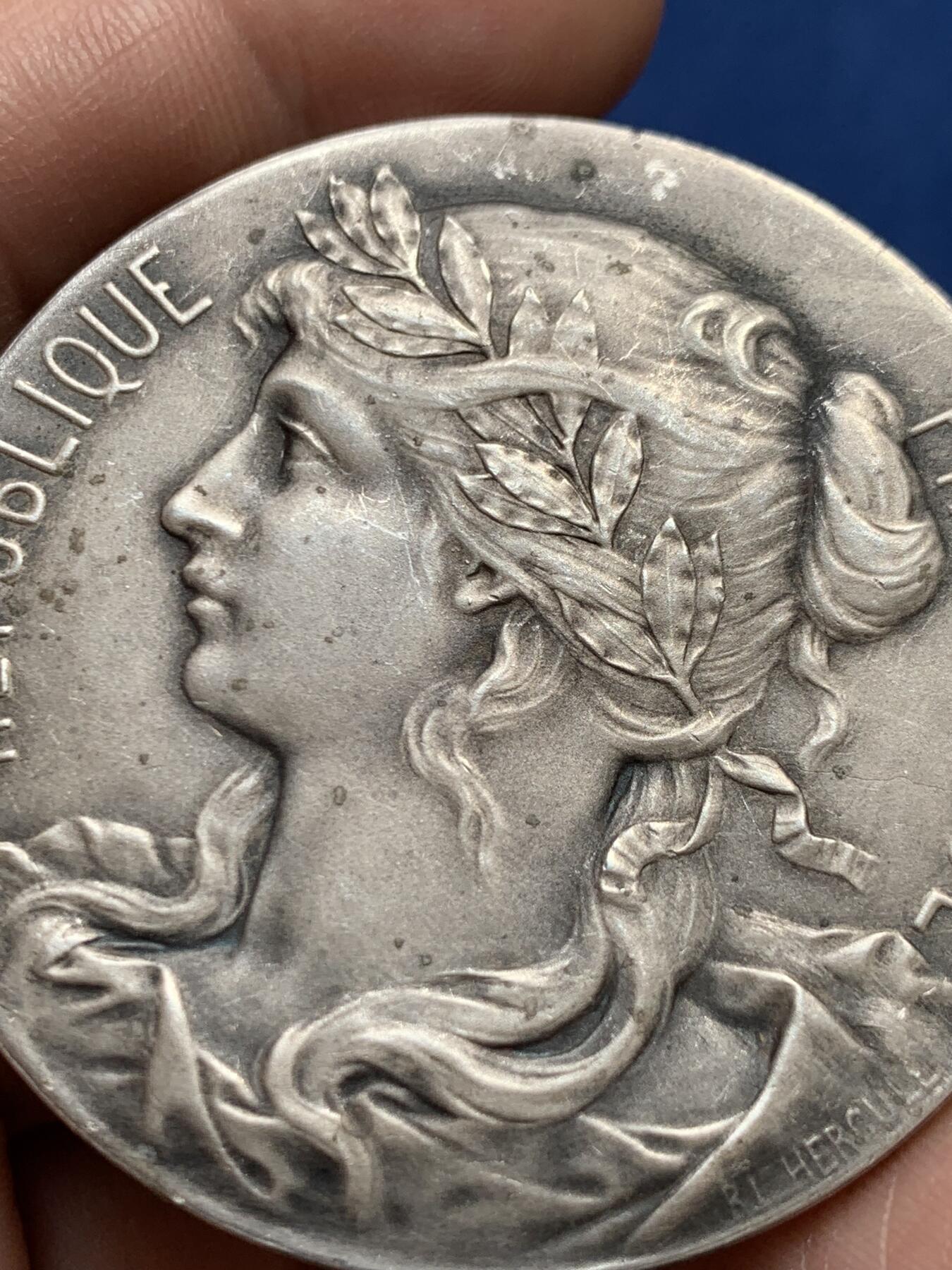 《竞宝斋》第477场 周日，周一 2场连拍 （全场包邮）欢迎送拍 少见玛丽安娜镀银铜章 法国1950年葡萄酒商业荣耀奖章，由巴黎及塞纳省酒类贸易公会授予行业精英，以表彰其在批发与销售领域的卓越贡献。无边铭 53.9克 50.3mm