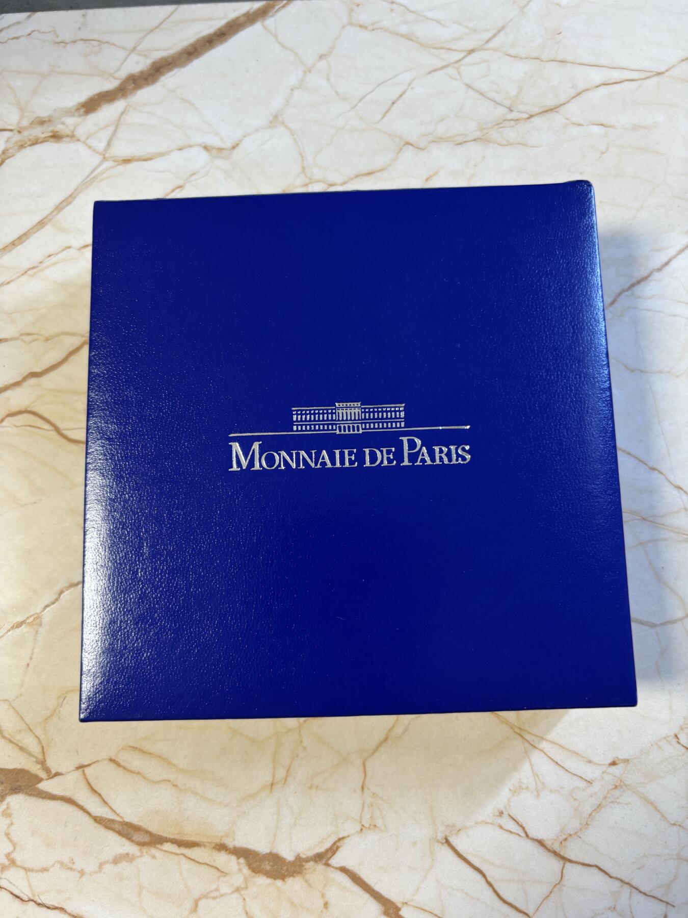 第197期拍卖 法国2009年巴黎埃菲尔铁塔120周年5盎司加厚银币，950银，163.8克，发行1000枚，塑料盒有裂痕