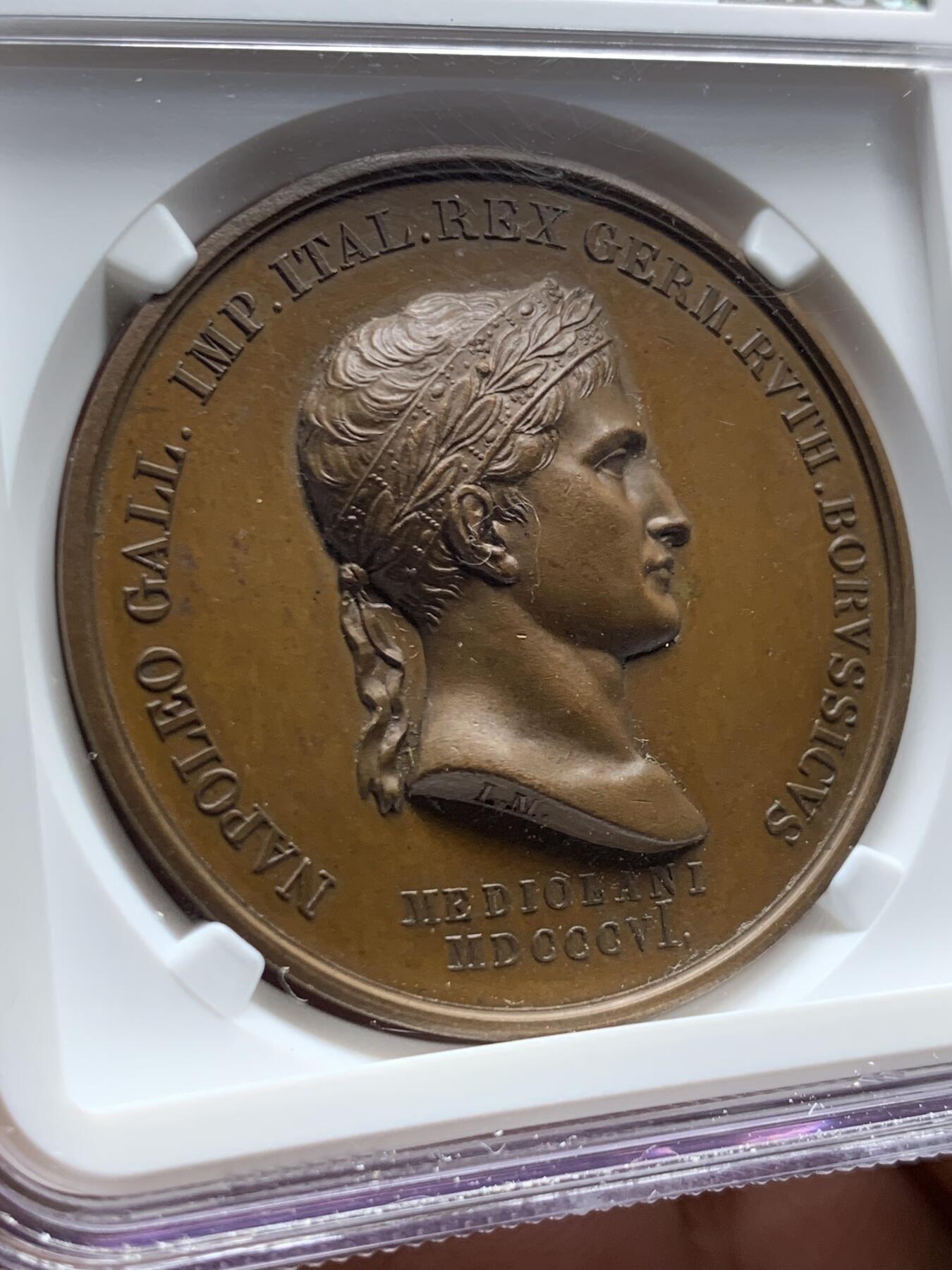 《竞宝斋》第477场 周日，周一 2场连拍 （全场包邮）欢迎送拍 NGC MS63BN 法国拿破仑一世铜章 纪念1806年耶拿战役 正面为桂冠版拿破仑一世右向肖像，背面为骑乘雄鹰的神祇宙斯形象，手持雷霆与权杖，象征胜利与权力，主题指向法军在耶拿击败普鲁士军队的战役结果。加厚盒