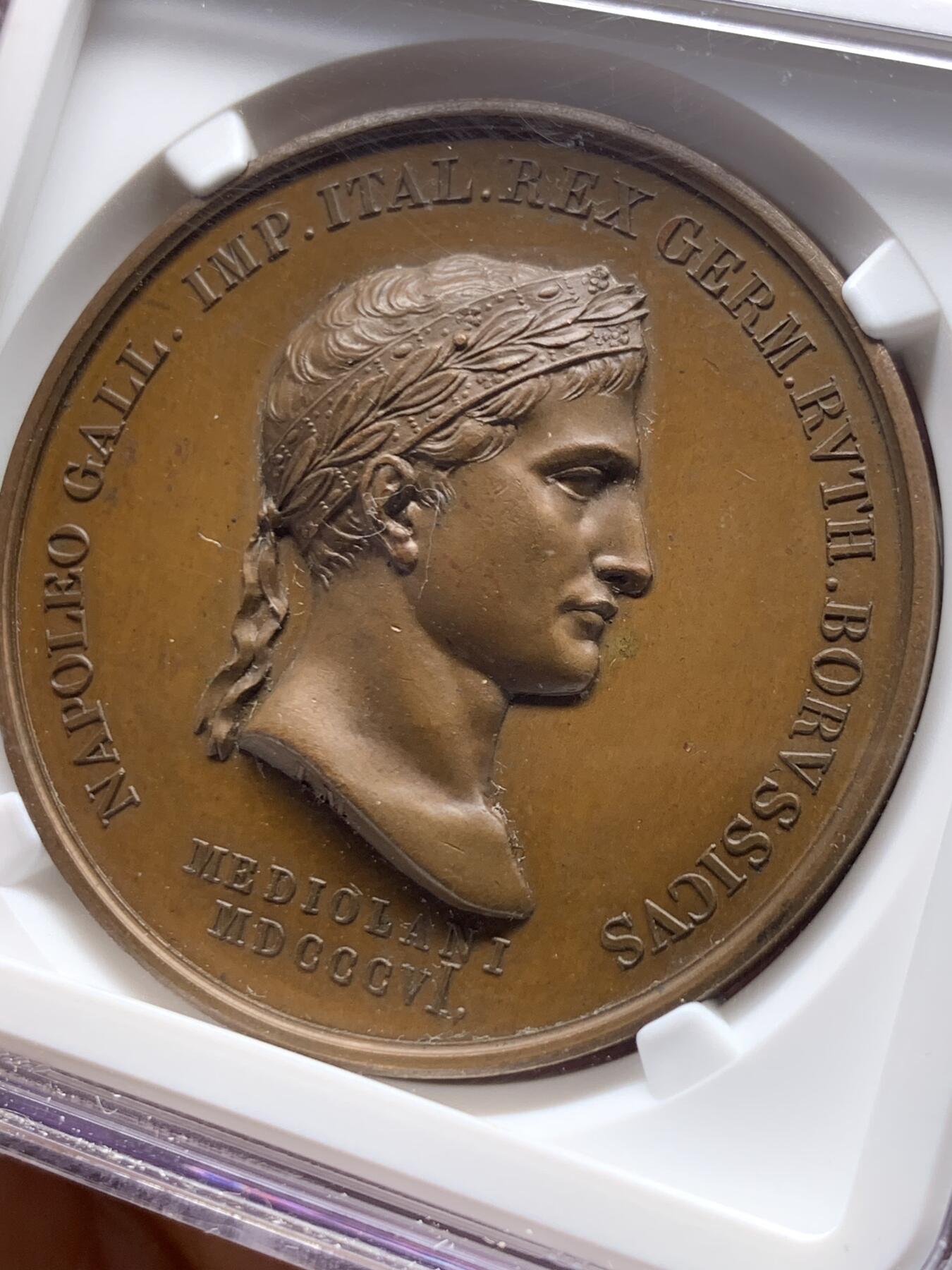 《竞宝斋》第477场 周日，周一 2场连拍 （全场包邮）欢迎送拍 NGC MS63BN 法国拿破仑一世铜章 纪念1806年耶拿战役 正面为桂冠版拿破仑一世右向肖像，背面为骑乘雄鹰的神祇宙斯形象，手持雷霆与权杖，象征胜利与权力，主题指向法军在耶拿击败普鲁士军队的战役结果。加厚盒