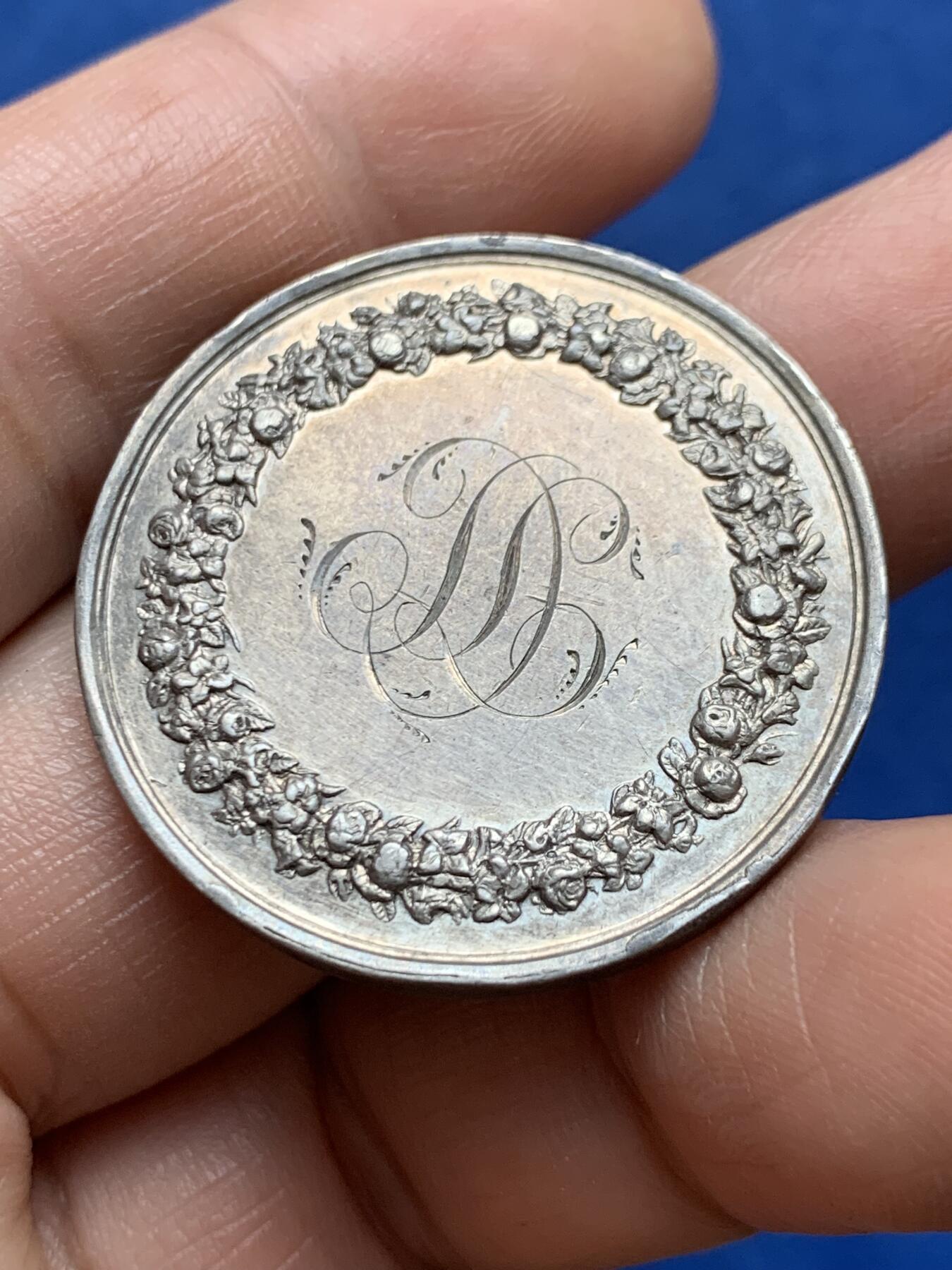 《竞宝斋》第477场 周日，周一 2场连拍 （全场包邮）欢迎送拍 法国婚礼银章 背面花体字漂亮 32克 41.2mm 