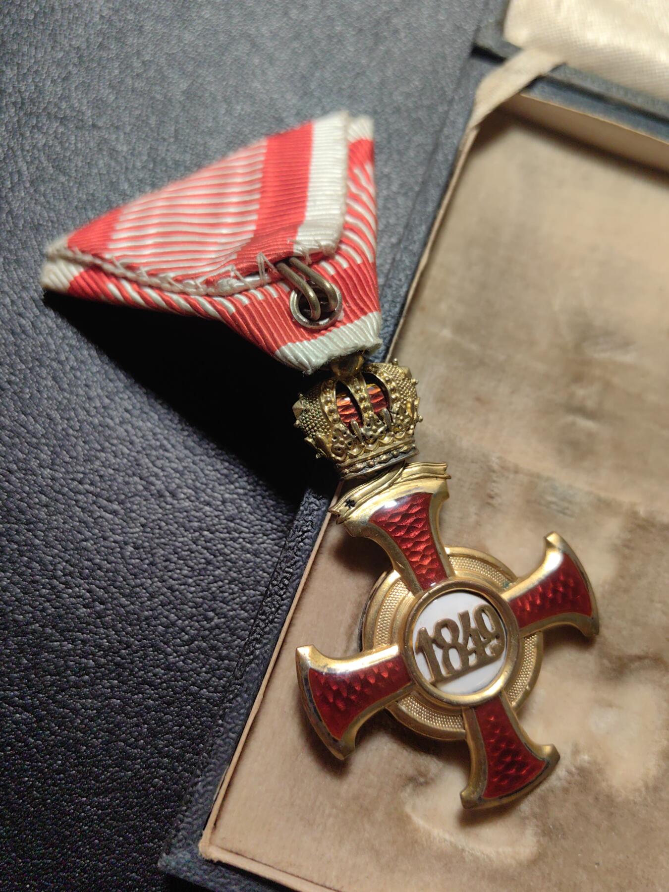 靖甫拍卖第九场 奥匈金级带冠功勋十字勋章带原盒