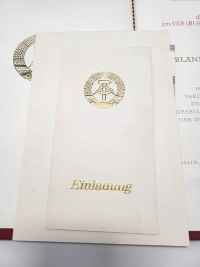 南水社第5次拍卖  民主德国DDR铜级祖国功勋勋章集体授予成员资格证书（罗夫.施密特）1978年+邀请函+纪念卡 国务委员会礼宾部拍摄的部长委员会主席陆军大将 维利.斯多夫亲自授勋仪式照片 授予 苏尔国营道路基建联合企业德勒尔突击队  