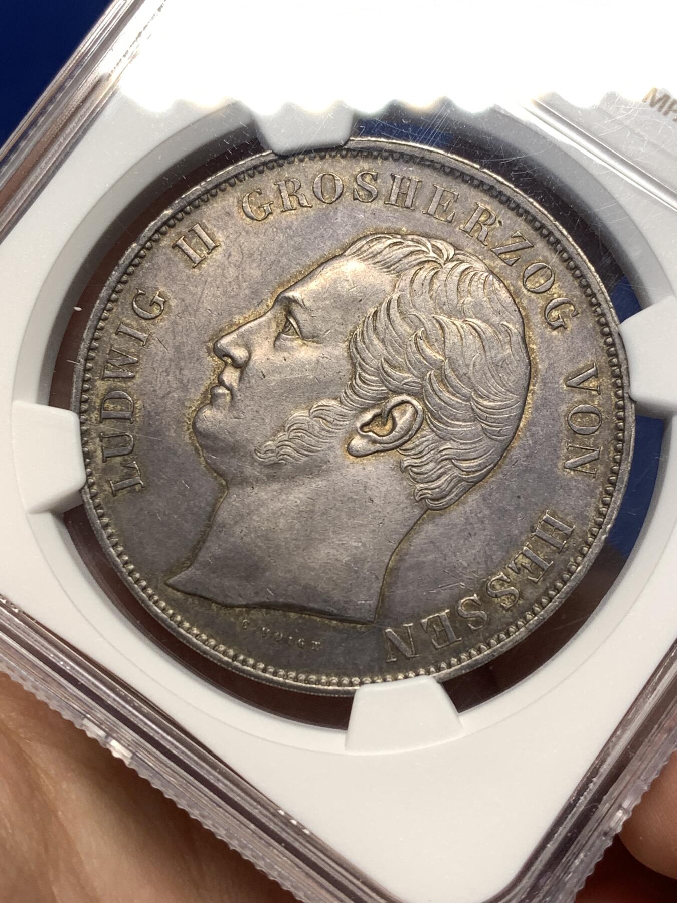 《竞宝斋》第477场 周日，周一 2场连拍 （全场包邮）欢迎送拍 NGC UNCD 1833首年 德国黑森达姆施塔特 路德维希二世皇冠泰勒银币 老包浆转光好状态 由巴伐利亚历史泰勒的同一雕模师c.voiet设计雕模 非常少见的小邦早期泰勒 成交记录寥寥无几