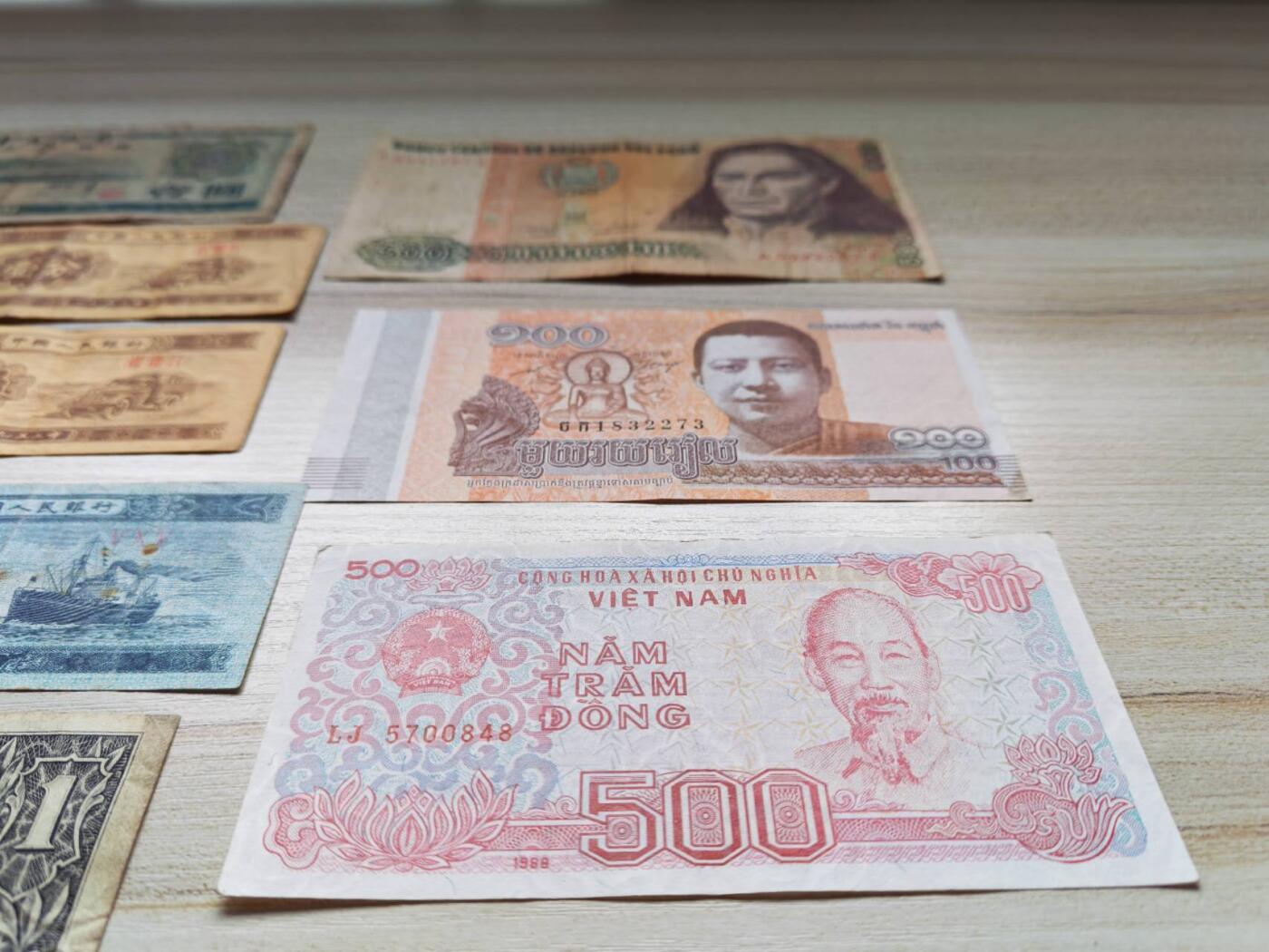 杂七杂八的外国纸钞和新中国分币一起打包便宜卖了