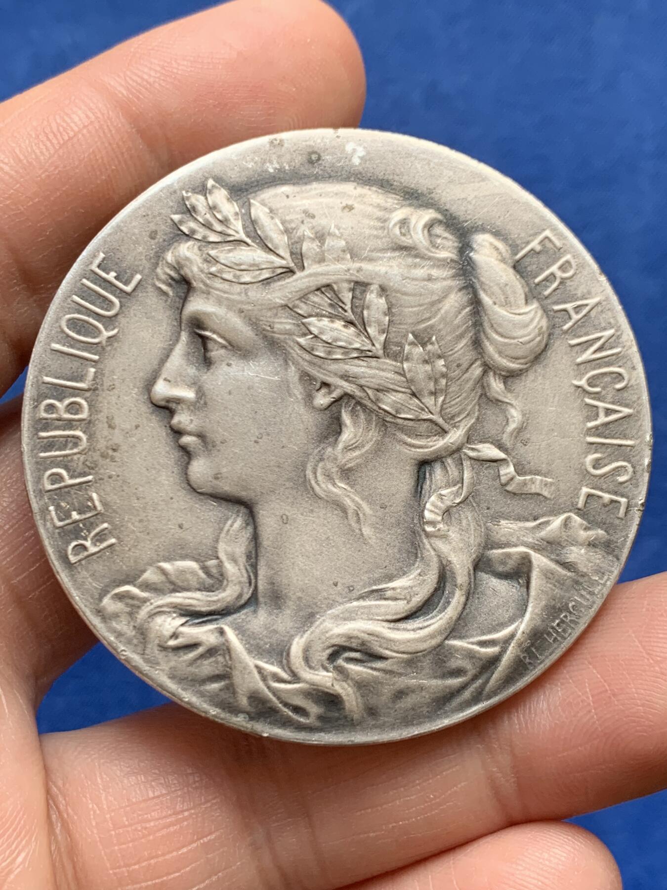 《竞宝斋》第477场 周日，周一 2场连拍 （全场包邮）欢迎送拍 少见玛丽安娜镀银铜章 法国1950年葡萄酒商业荣耀奖章，由巴黎及塞纳省酒类贸易公会授予行业精英，以表彰其在批发与销售领域的卓越贡献。无边铭 53.9克 50.3mm