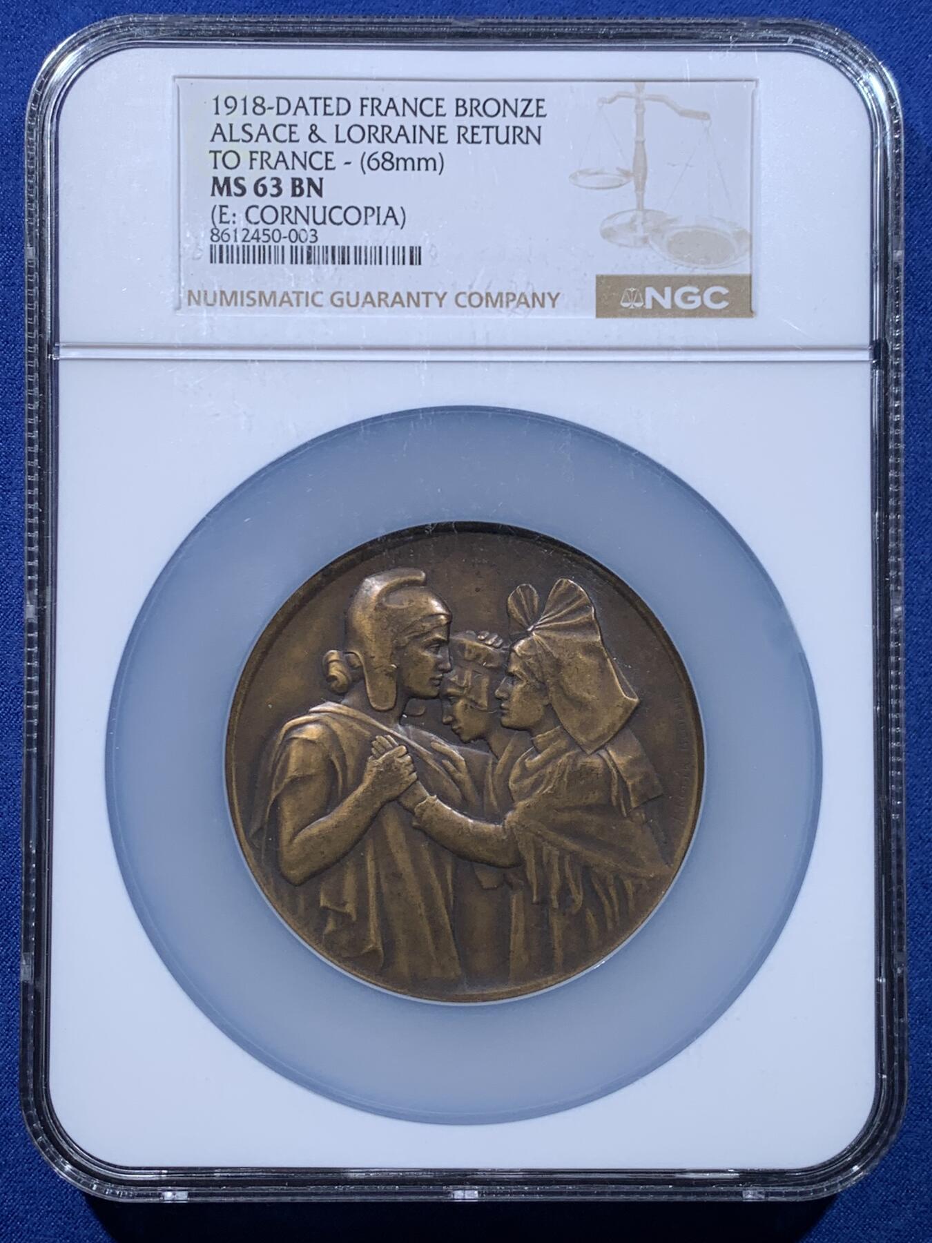 《竞宝斋》第477场 周日，周一 2场连拍 （全场包邮）欢迎送拍 NGC MS63BN 一战主题纪念章，该章纪念法国从德国收复失地法国洛林纪念章，该章由著名雕塑家Paul Roger-Bloche创作（阿尔萨斯-洛林回归）。正面图案，象征法兰西玛丽安娜与阿尔萨斯、洛林地区的女性形象相拥，是“故土回归”的经典艺术代表作。背面图案：法国士兵立于路牌旁，脚下踩着象征德国的鹰徽，象征法国收复失地的历史时刻，该章由巴黎皇家造币厂压铸，现被耶鲁大学艺术画廊等机构收藏，极具背
