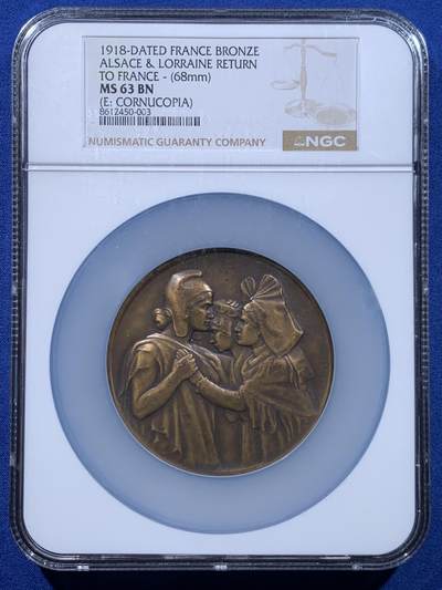 《竞宝斋》第477场 周日，周一 2场连拍 （全场包邮）欢迎送拍 - NGC MS63BN 一战主题纪念章，该章纪念法国从德国收复失地法国洛林纪念章，该章由著名雕塑家Paul Roger-Bloche创作（阿尔萨斯-洛林回归）。正面图案，象征法兰西玛丽安娜与阿尔萨斯、洛林地区的女性形象相拥，是“故土回归”的经典艺术代表作。背面图案：法国士兵立于路牌旁，脚下踩着象征德国的鹰徽，象征法国收复失地的历史时刻，该章由巴黎皇家造币厂压铸，现被耶鲁大学艺术画廊等机构收藏，极具背